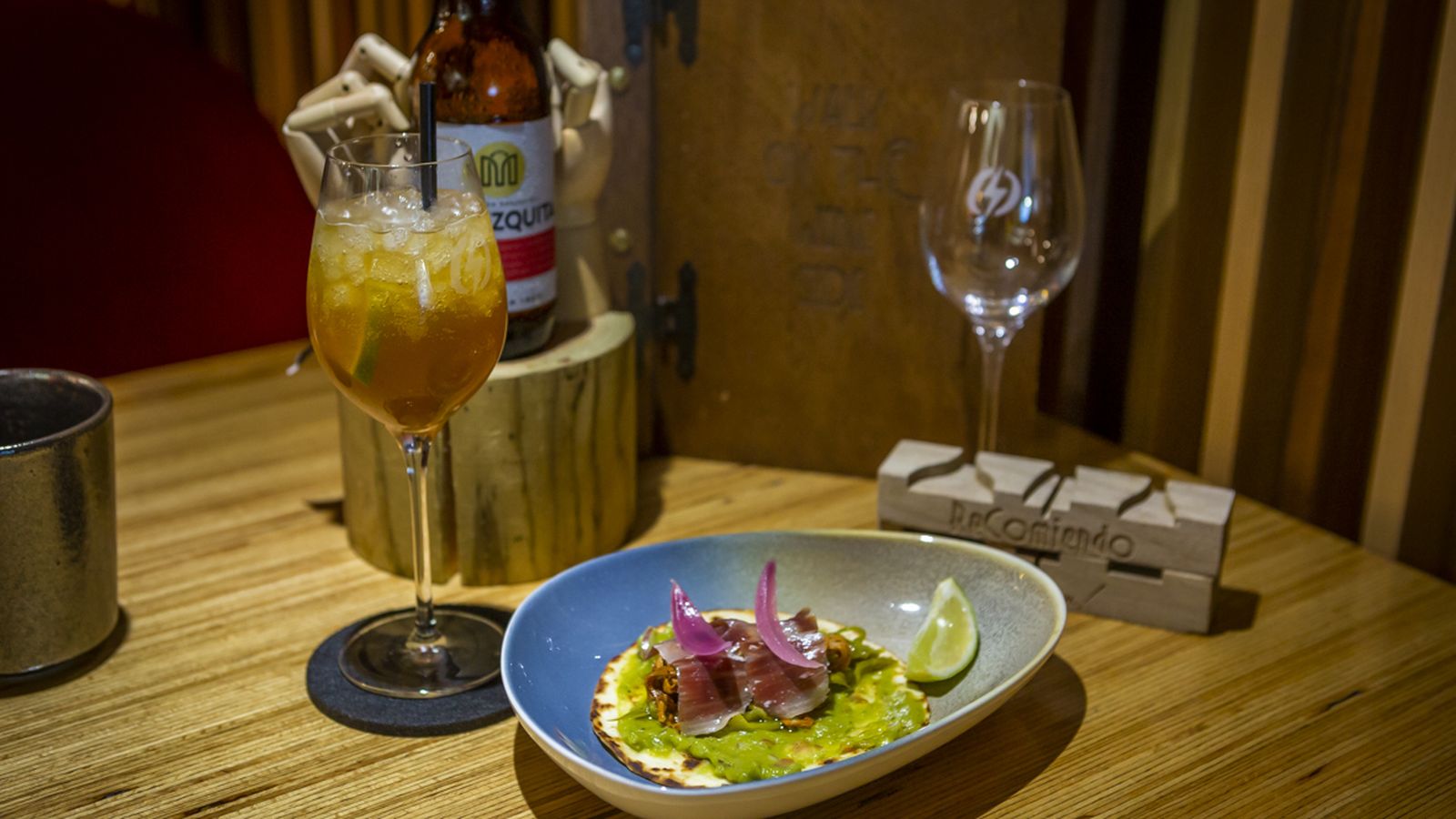 Taco de serranito Matraca Versión, con una Michelada Power Mezquita.