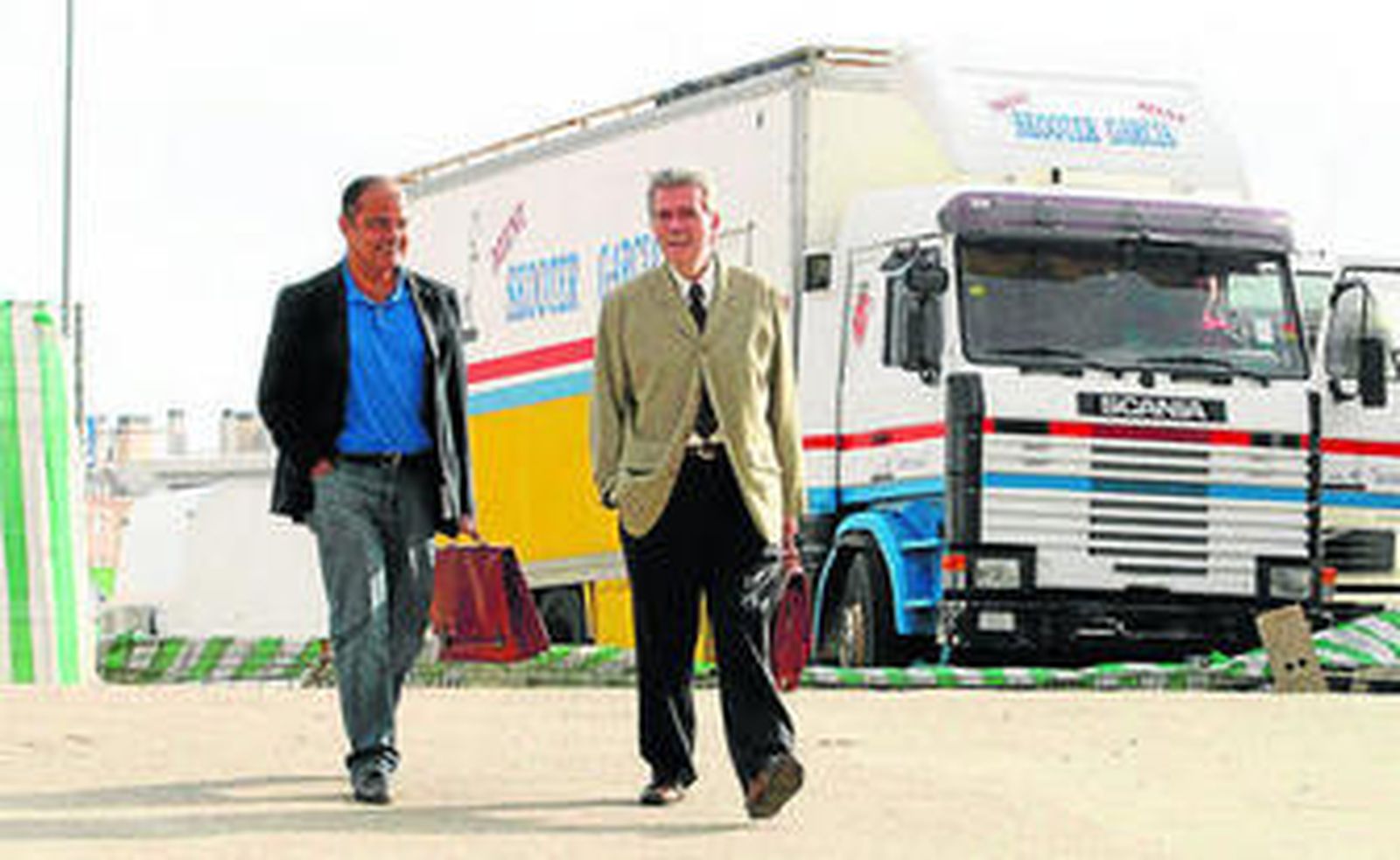 Daniel Pastor y Alberto Escudero llegan a El Arcángel tras bajar del taxi.