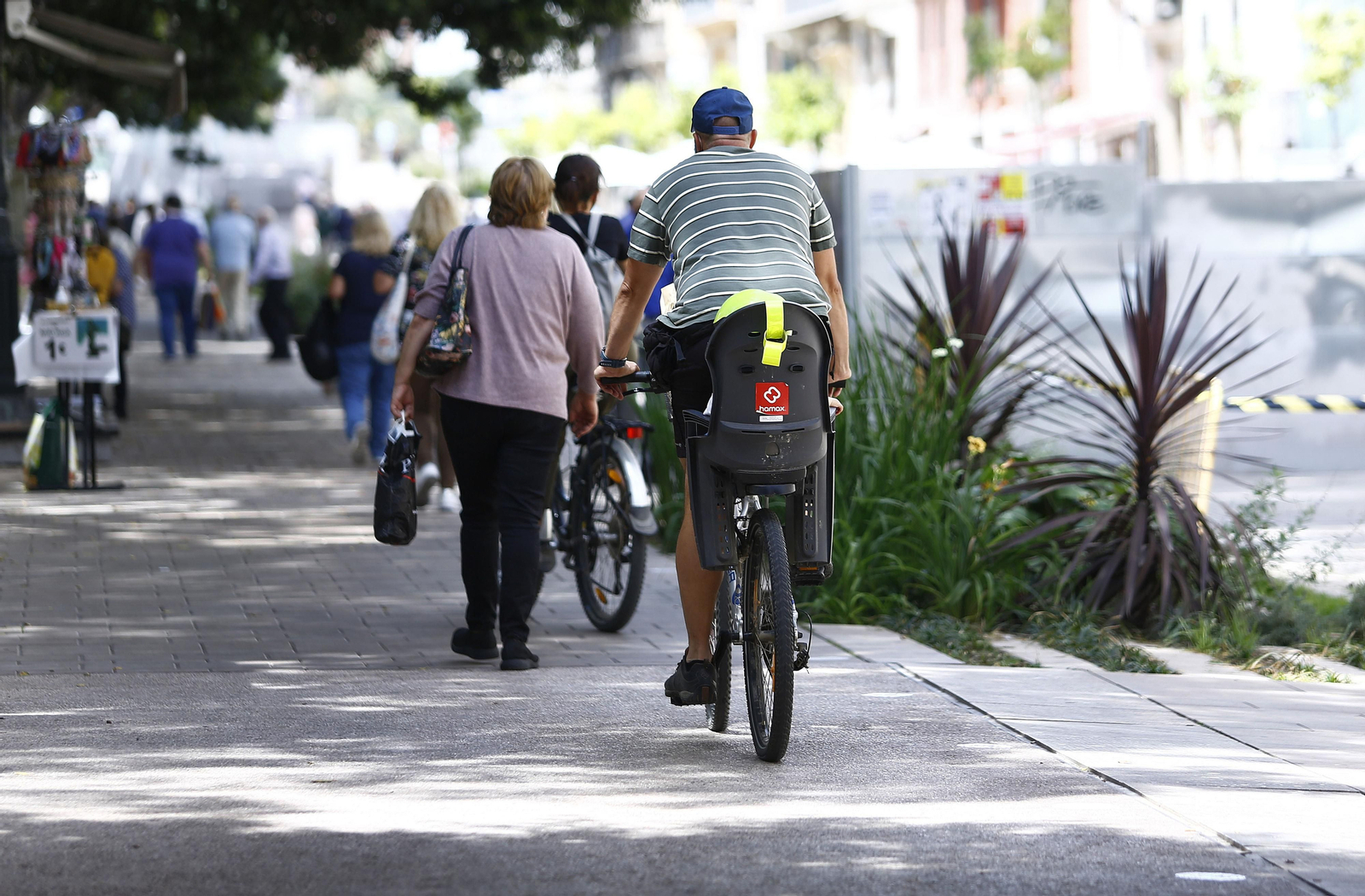 El peligroso carril bici de la Alameda, en fotos