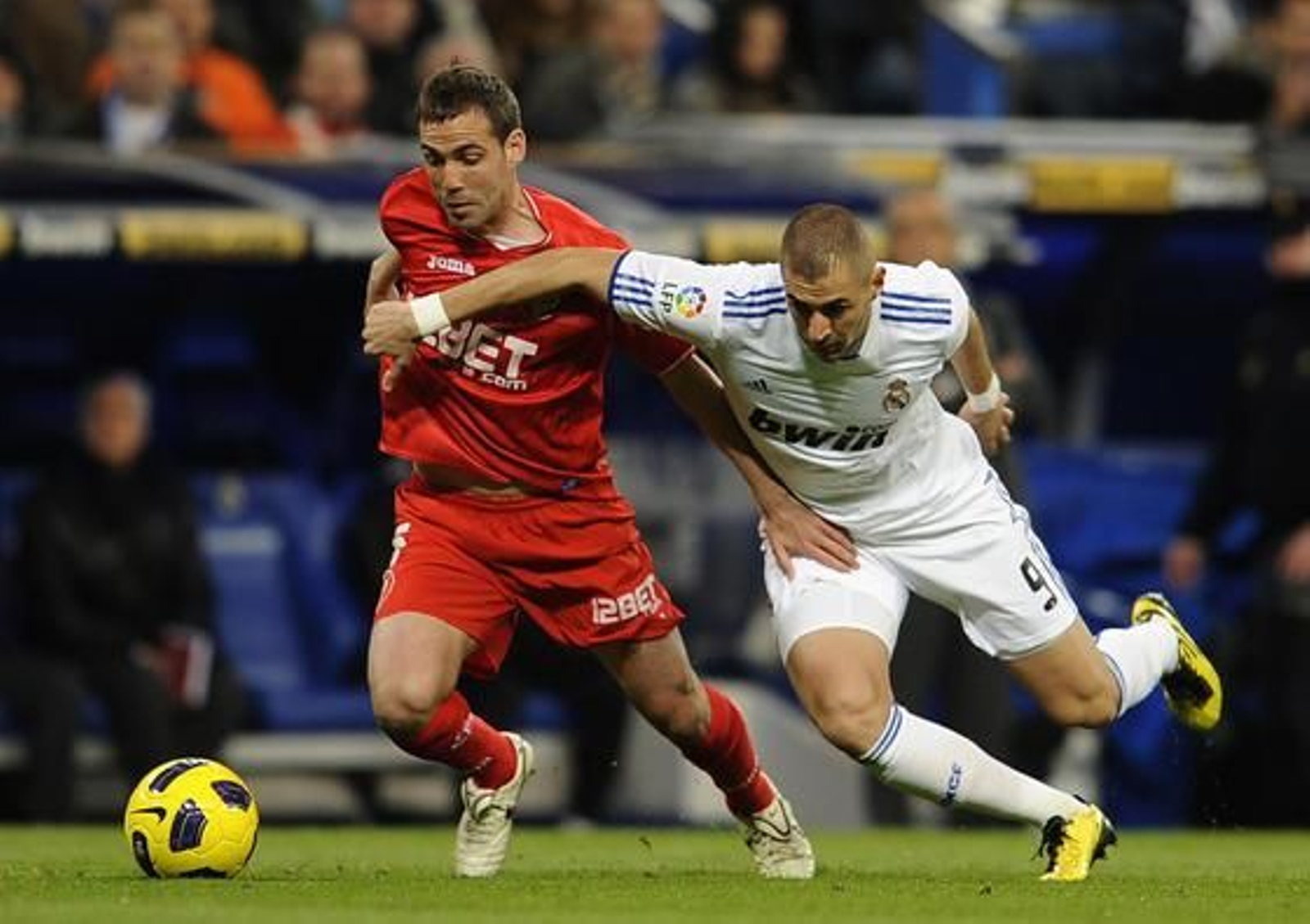 El Sevilla cae en el Bernabéu pese a jugar con un jugador más durante casi media hora. / AFP