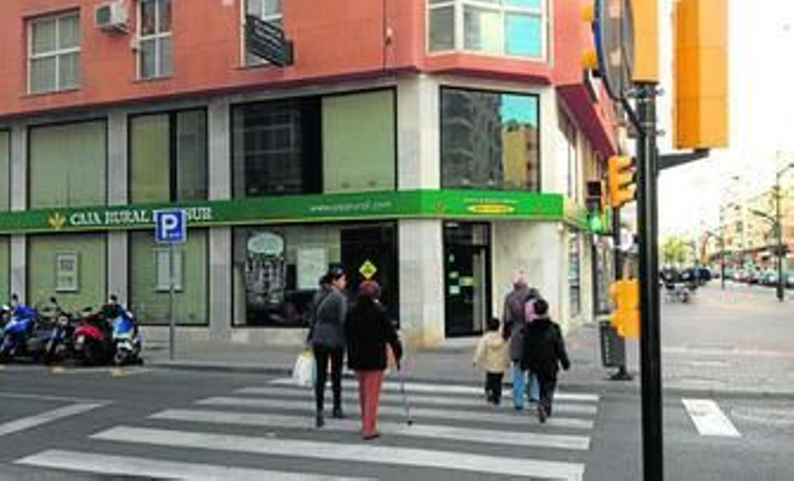 Vista de la oficina que fue asaltada ayer en la calle Cuarteles.