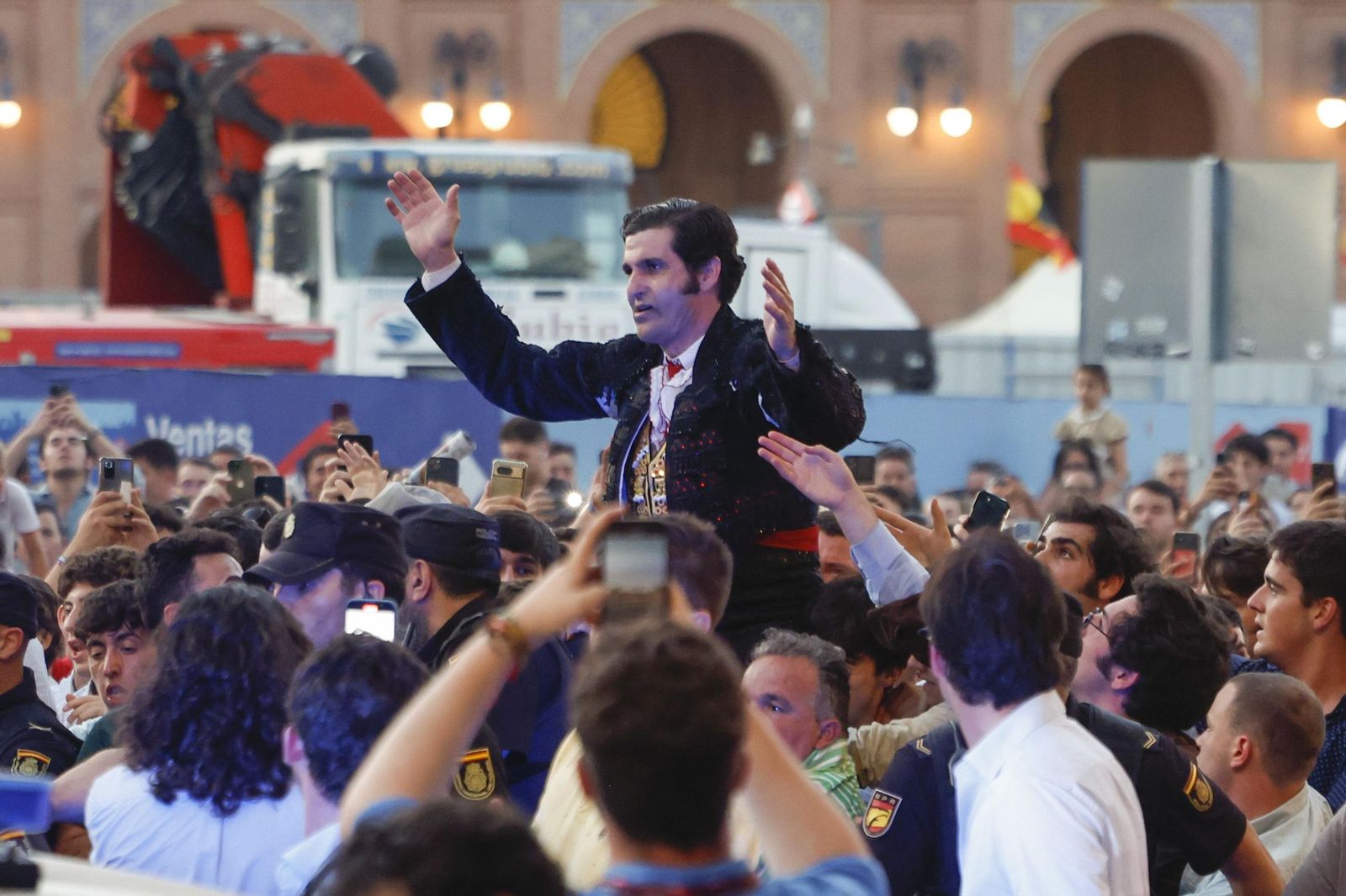 En imágenes, Morante de la Puebla abre la Puerta Grande de Las Ventas