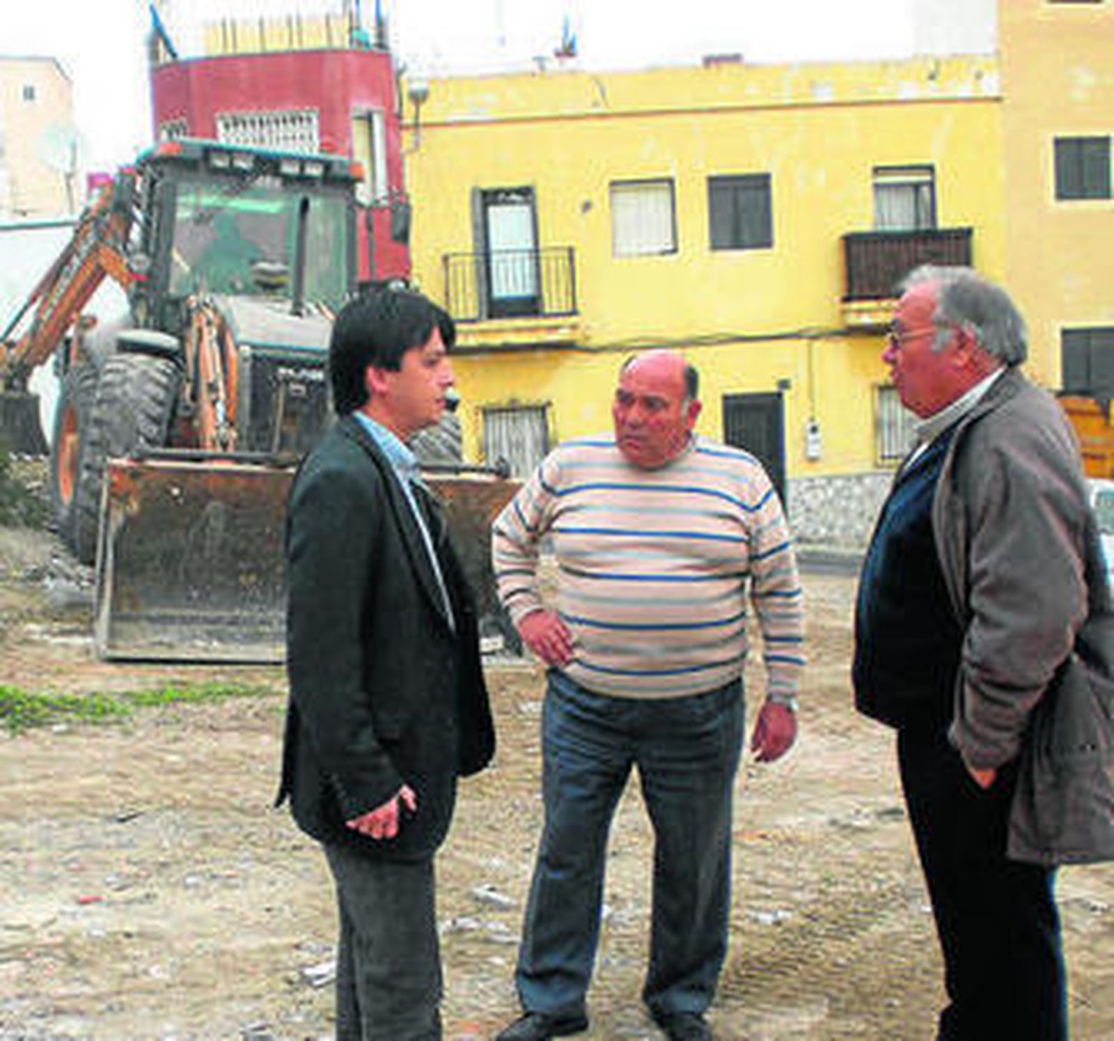 Manolo Guzmán junto a representantes vecinales.