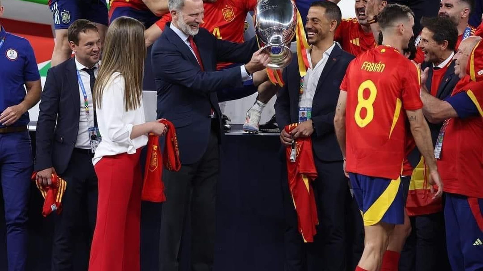 Claudio Vázquez recibe la Copa de Europa de la mano de Felipe VI.