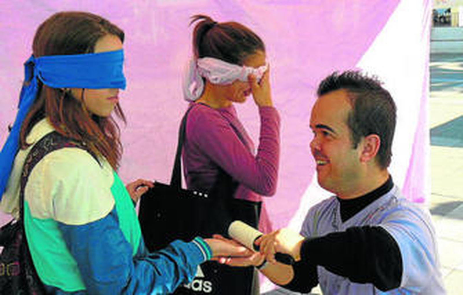 Tres alumnos participan en el parchís emocional de la pasada edición del taller Crearte.