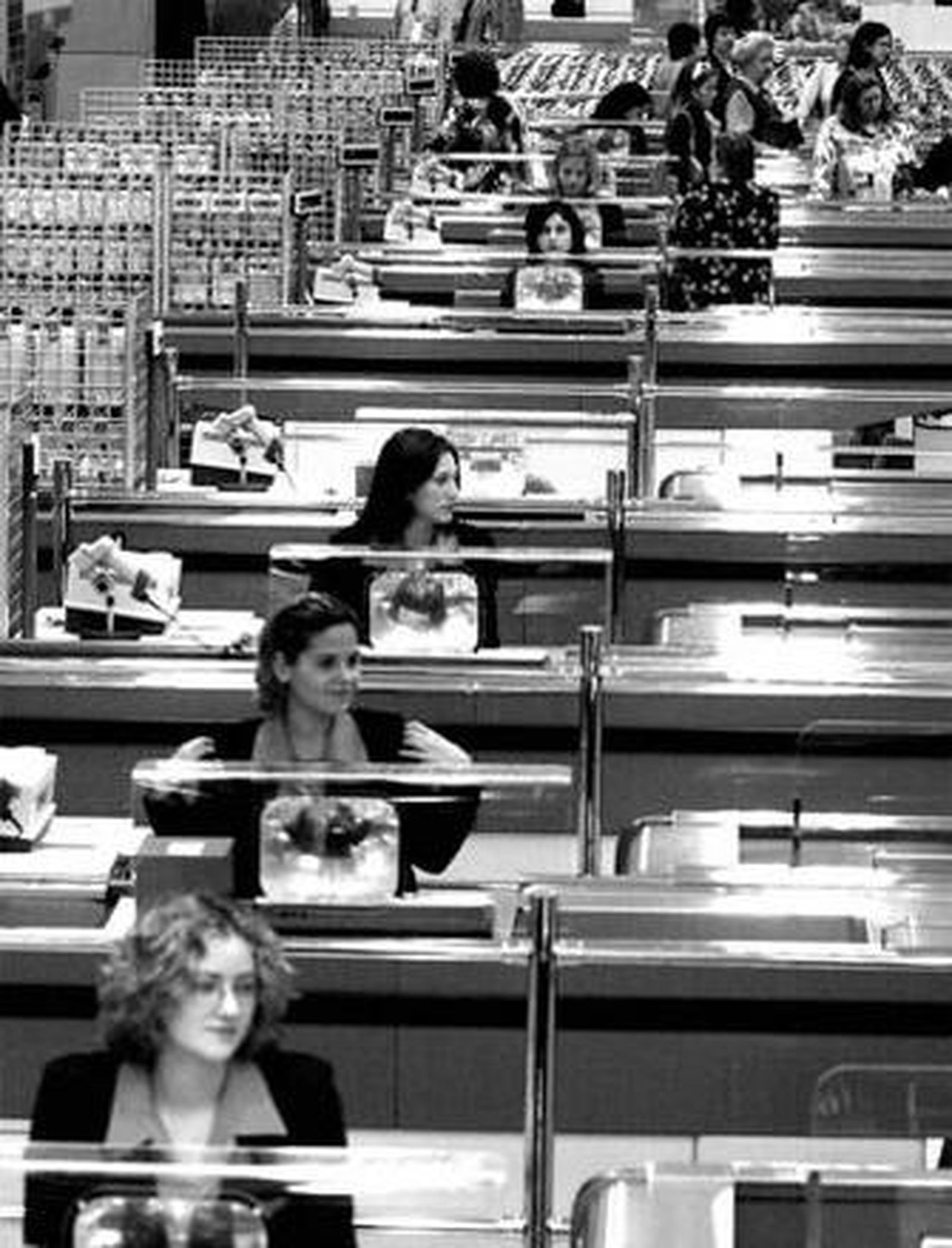 Cajeras en un centro comercial.