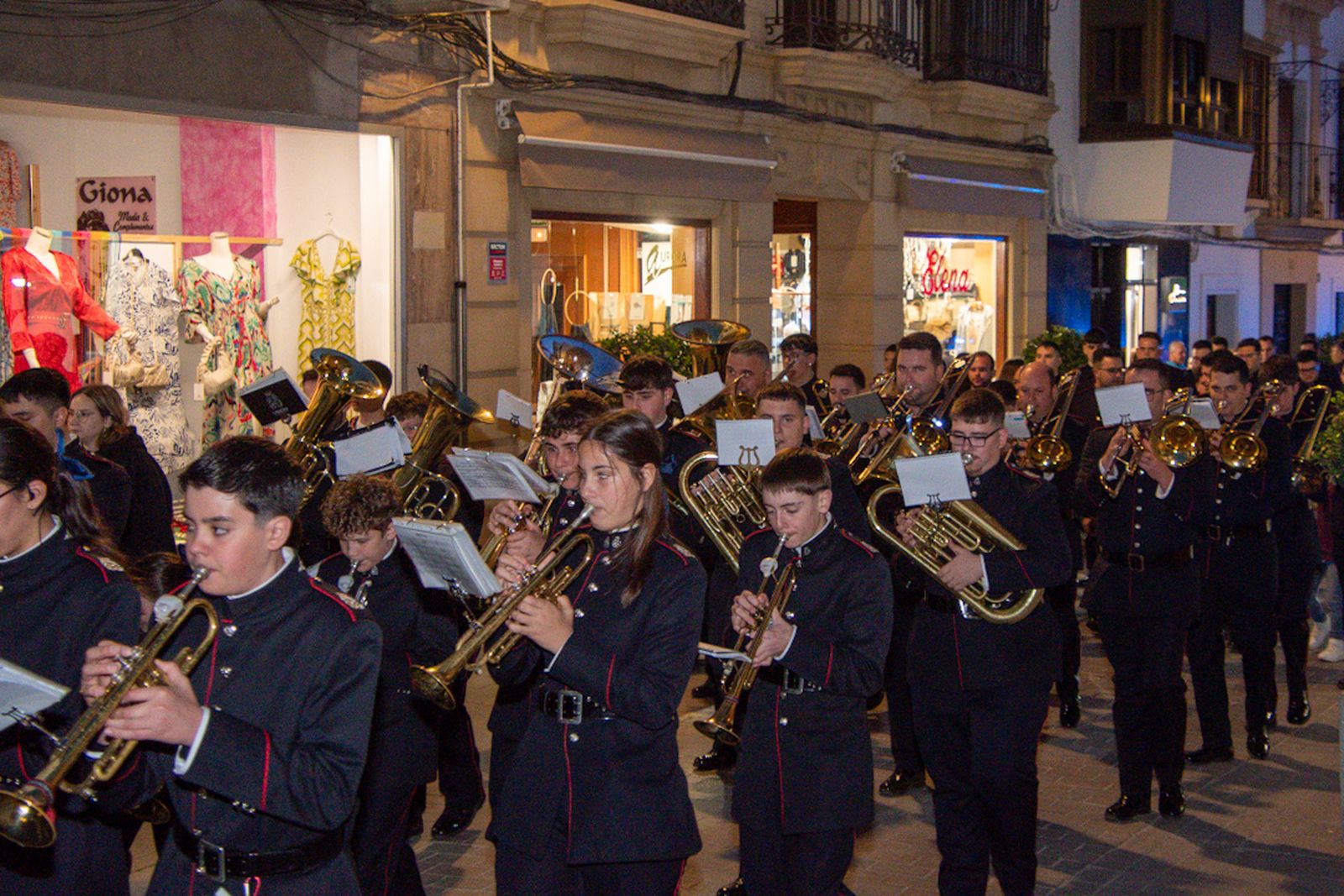 Las ofrendas a las vírgenes de las cofradías de Montilla por el Viernes de Dolores, en imágenes