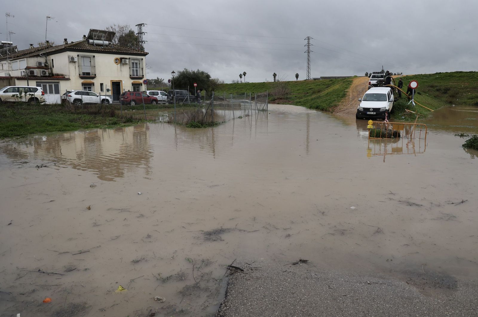 Lora del Río, ante la crecida del Guadalquivir: así lo contiene el muro de defensa