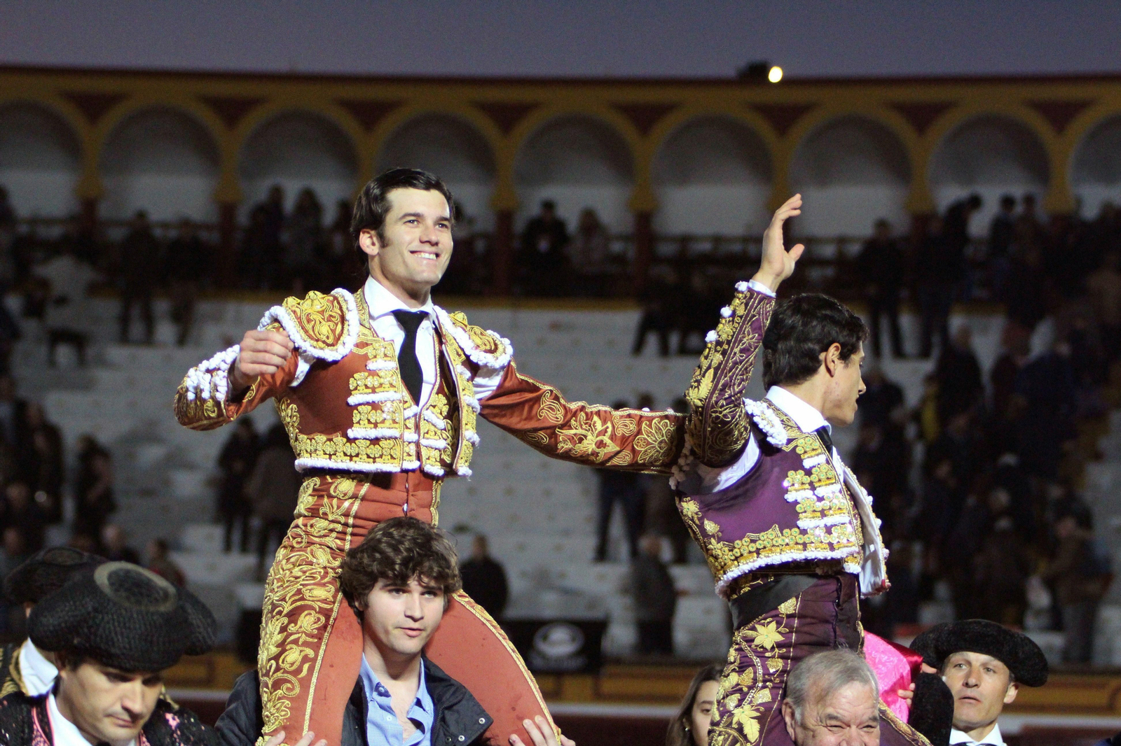 Luis David Adame y José Garrido, en su salida a hombros de la plaza de toros de Olivenza.