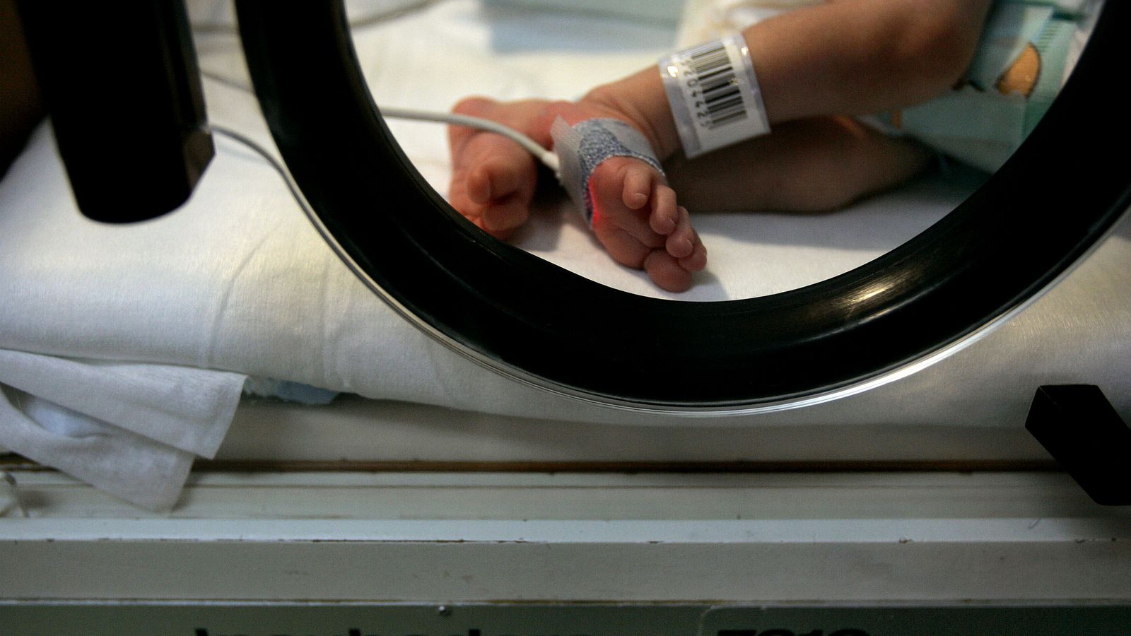 Imagen de archivo de un bebé en una incubadora.