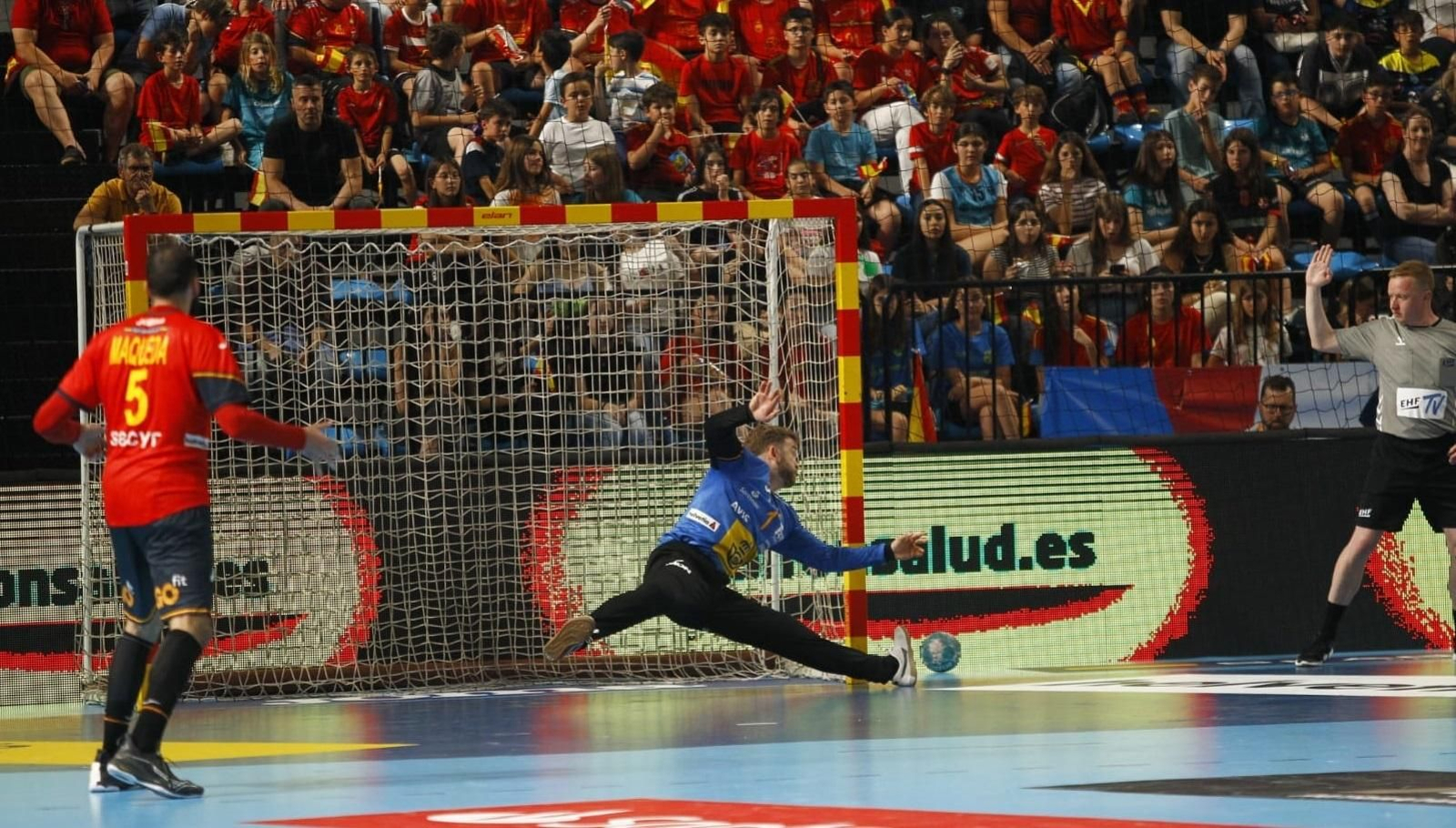 Gonzalo Pérez de Vargas para con el pie un remate danés ante la atenta mirada del público y delante de la portería rojigualda