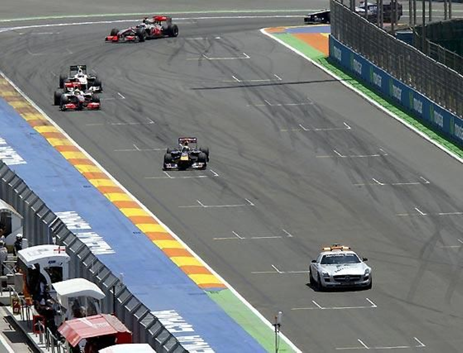 La salida del coche de seguridad en Valencia tras el accidente de Webber trastocó la carrera y perjudicó especialmente a Fernando Alonso.

Foto: Afp Photo / Reuters / Efe