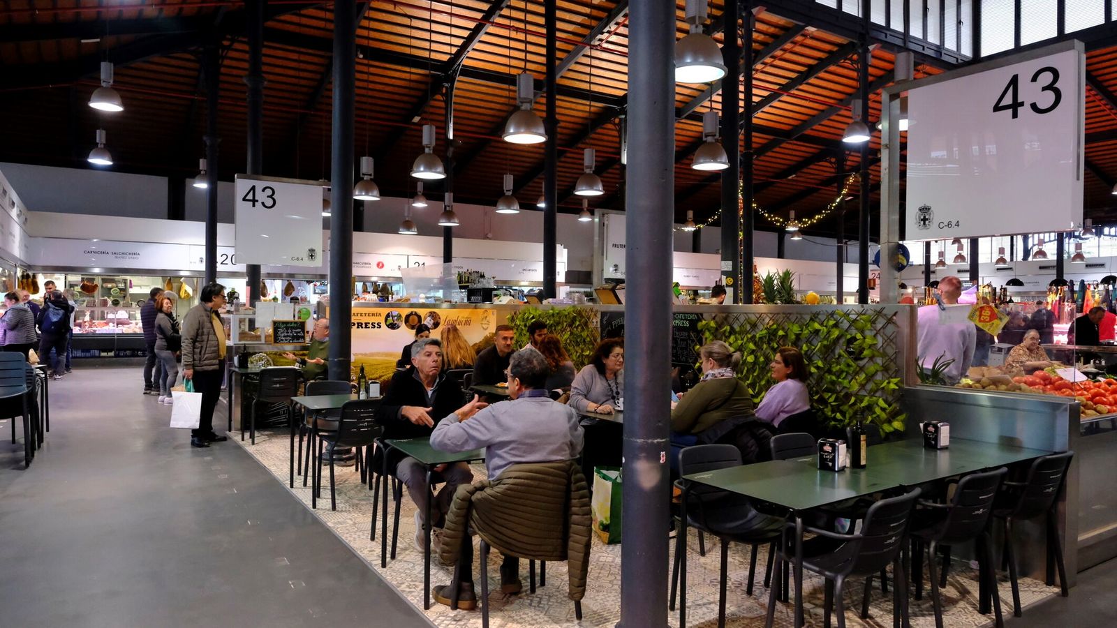 La calidad se sirve en el Mercado Central, un escaparate gastronómico.