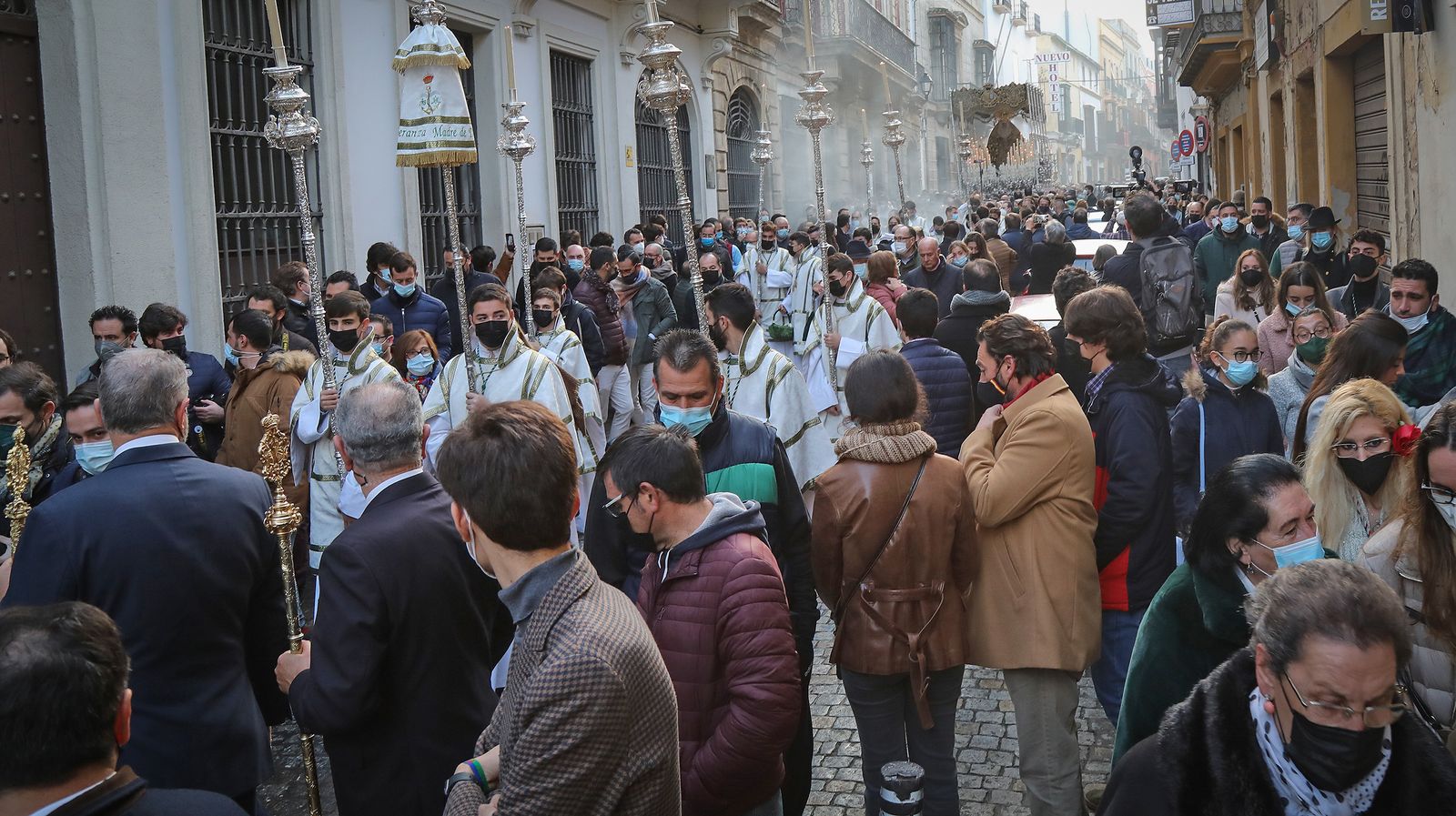 Gran ambiente cofrade en el traslado de la Virgen de la Esperanza a la Catedral