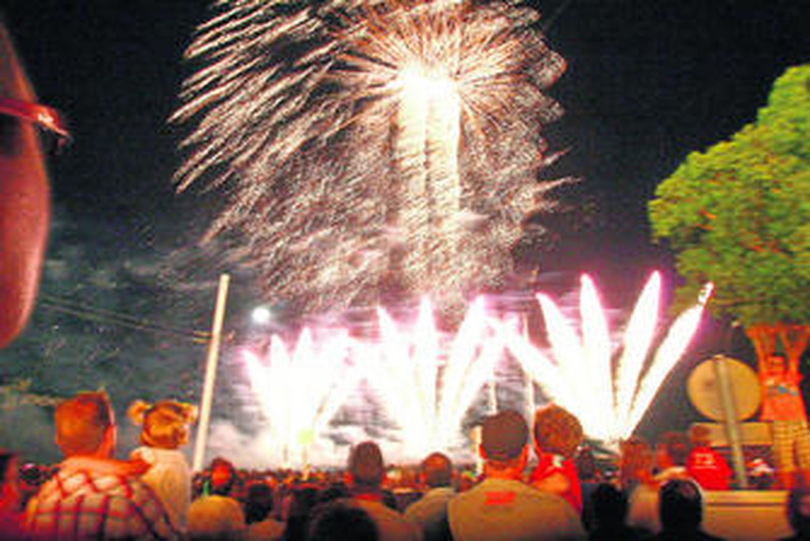 1 y 2. Momentos del espectáculo de fuegos artificiales, que tuvo lugar anoche como colofón final de las fiestas Colombinas, desde el Muelle del Tinto, de manos de la empresa valenciana Ricasa 3. El concierto de Celtas Cortos cerró anoche las actuaciones musicales. 4. Pepe el Marismeño,  en su actuación junto a la Ría. 5. El matador José Tomás, en el Coso de La Merced.  6. Caseta de 'Huelva Información'.