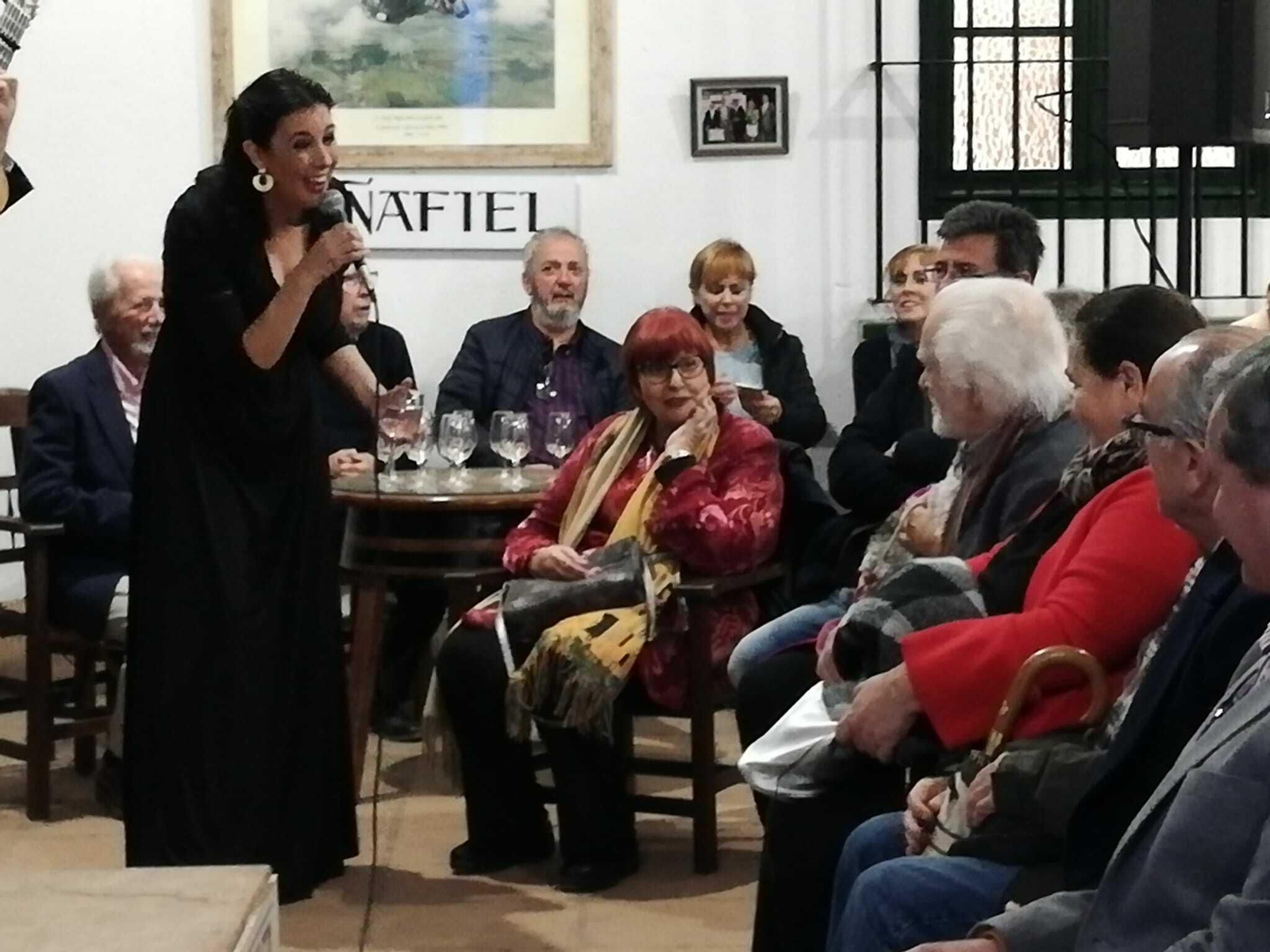 Laura Vital dedicándole un cante a Manolo Sanlúcar en el acto literario que coincidió con su 76 cumpleaños.