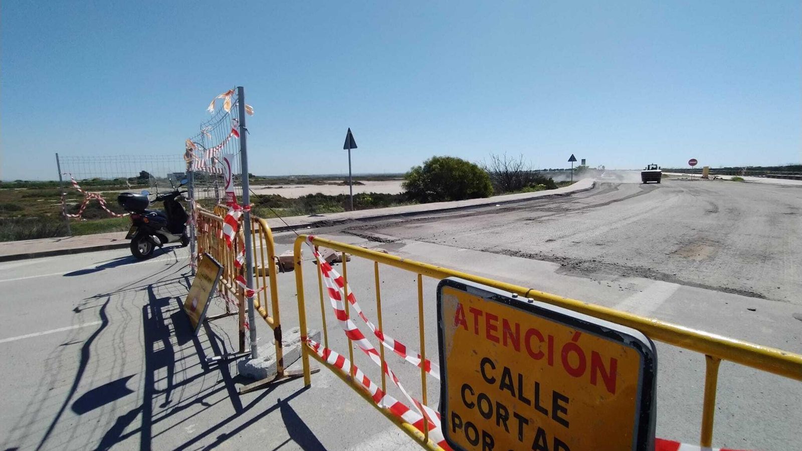 Acceso cerrado a la carretera de la playa de Camposoto por las obras.