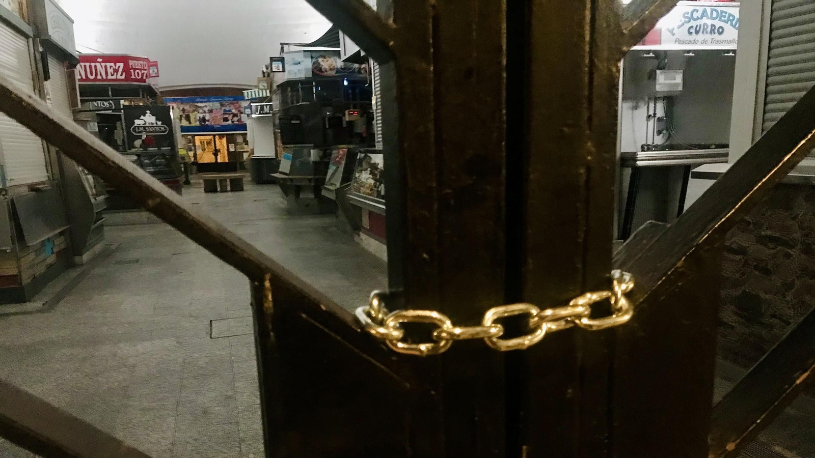 Una de las cuatro puertas del mercado municipal de Algeciras luce cerrada con una cadena nueva y reluciente, horas después del robo.