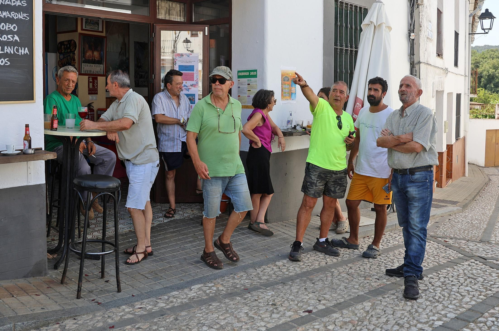 Imágenes de los vecinos de Los Romeros ya en sus casas tras el incendio
