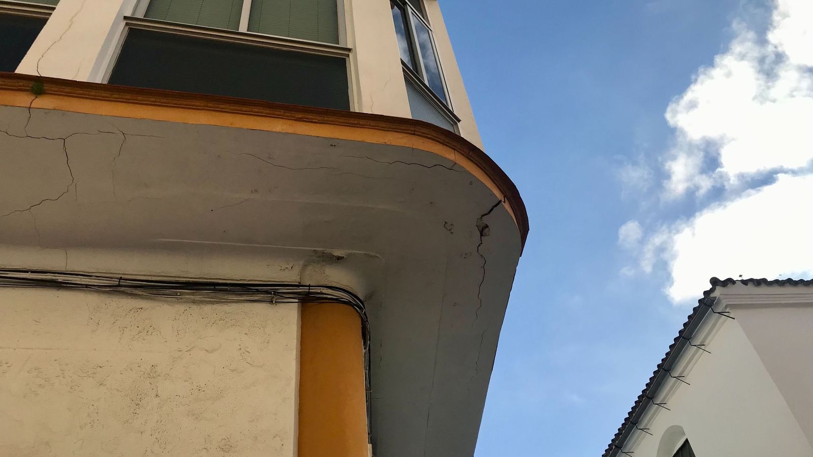 Las profundas grietas que recorren la fachada del edificio, en la esquina de las calles Santísimo y Muñoz Cobos, se han agravado tras las últimas lluvias.