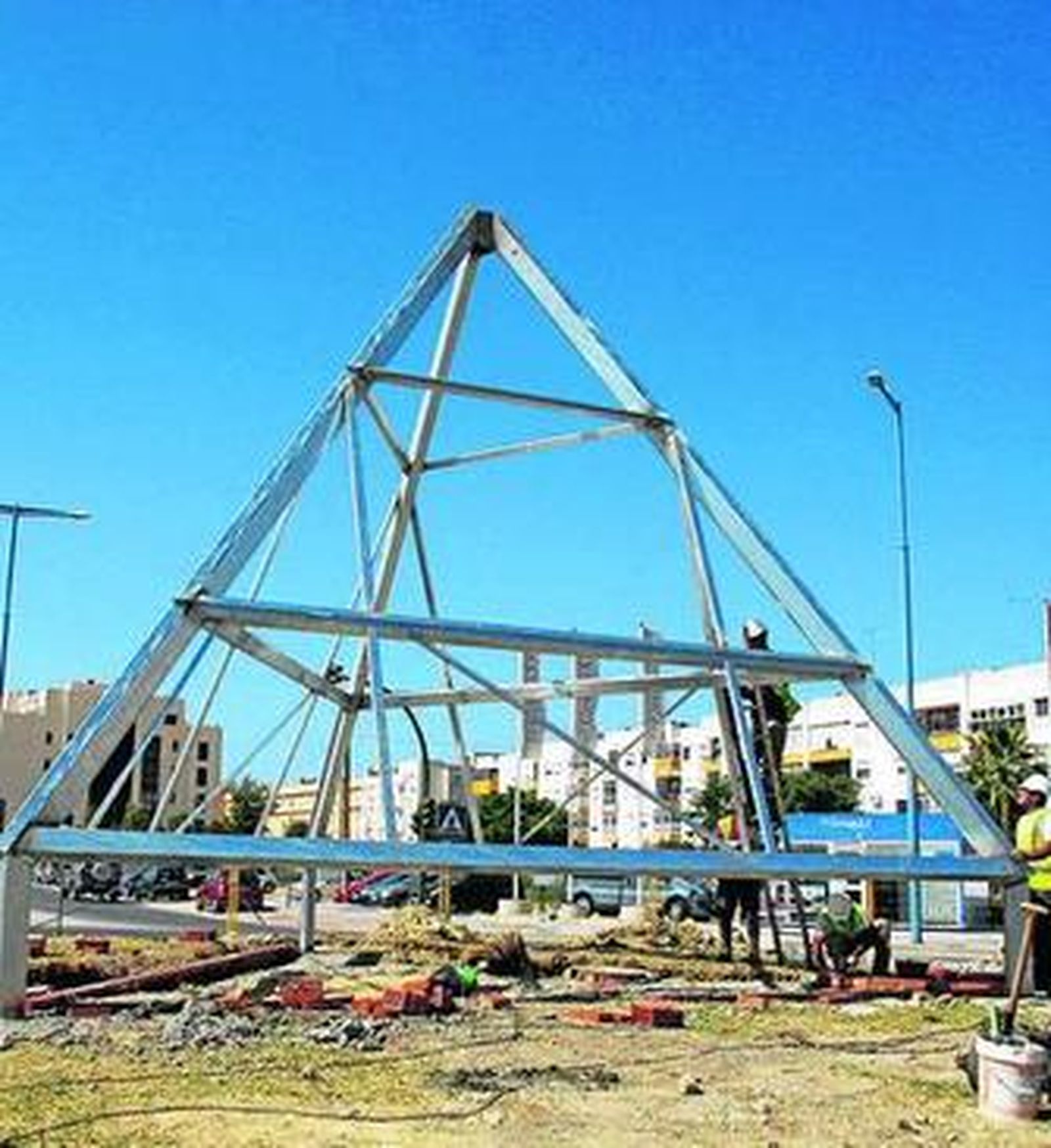 Estructura piramidal que ya está en pie del nuevo centro cultural.