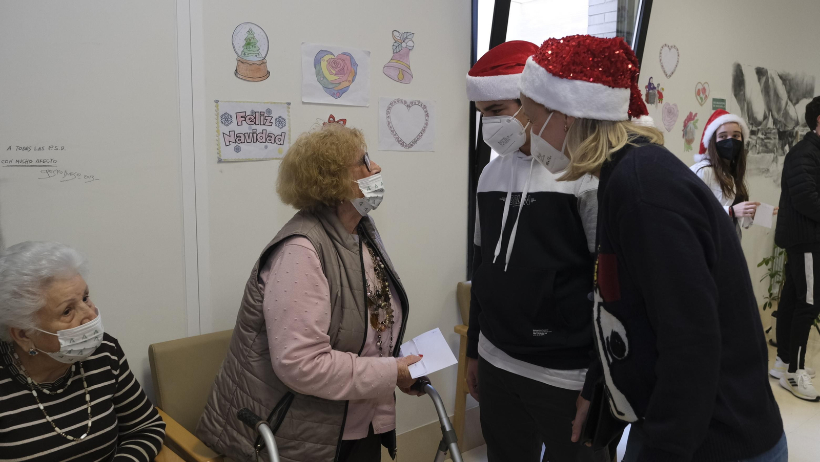 Escolares llenan de villancicos y felicitaciones navideñas las residencias de mayores