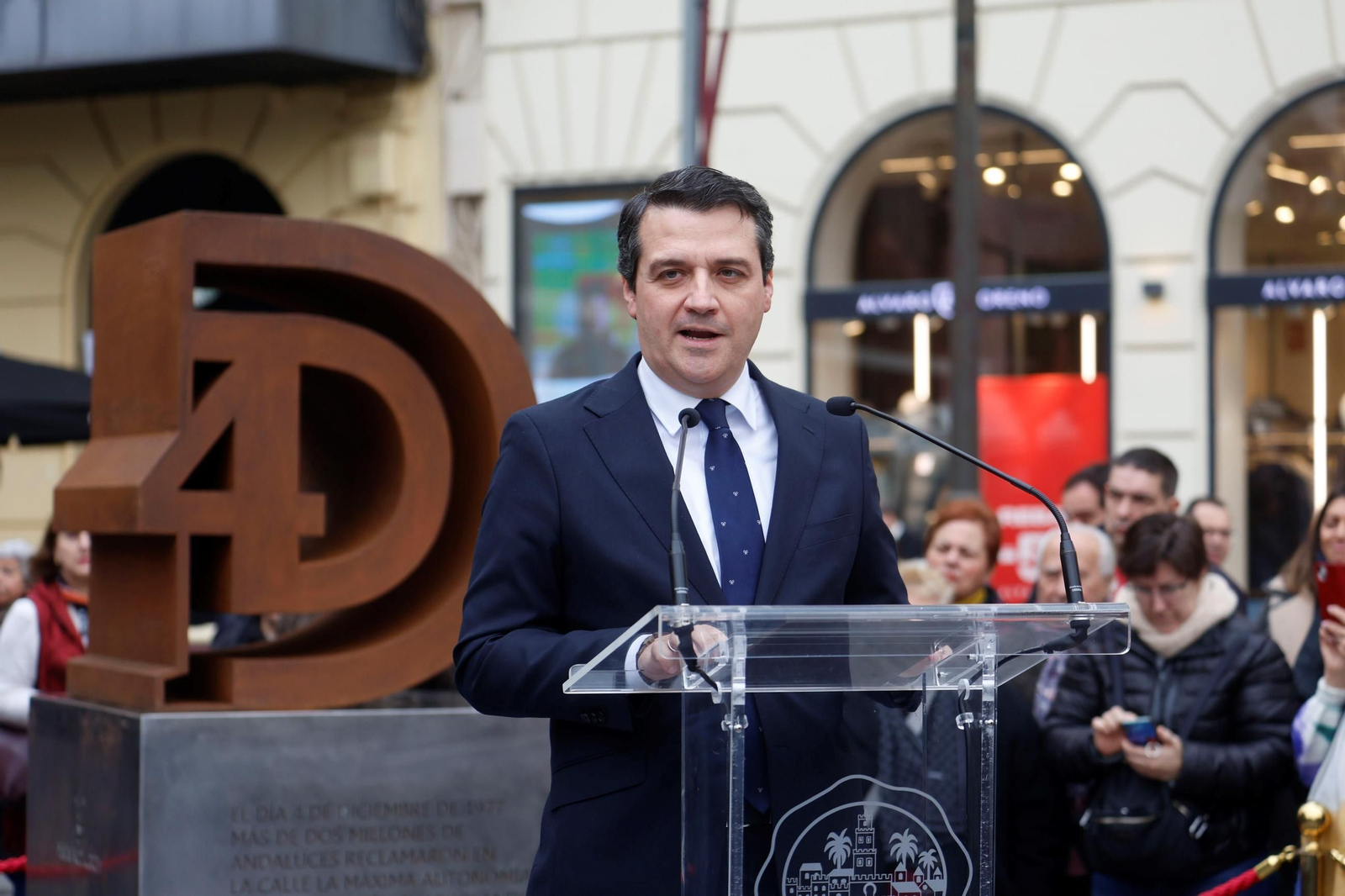 Juanma Moreno inaugura el monumento homenaje al Día de la Bandera de Andalucía en Córdoba, en imágenes