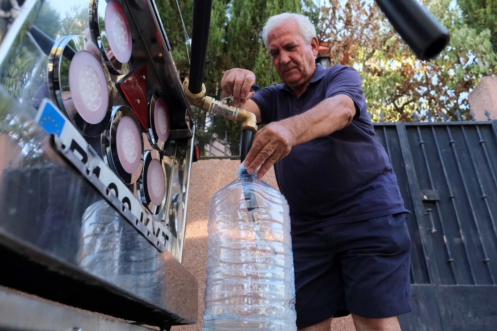 Los camiones cisterna de Emacsa ya abastecen a los vecinos de Las Jaras, en imágenes