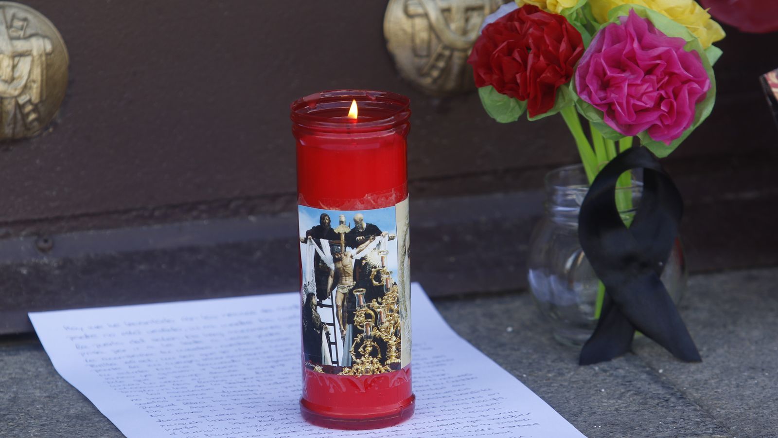 Primer plano de flores en honor al Descendimiento.