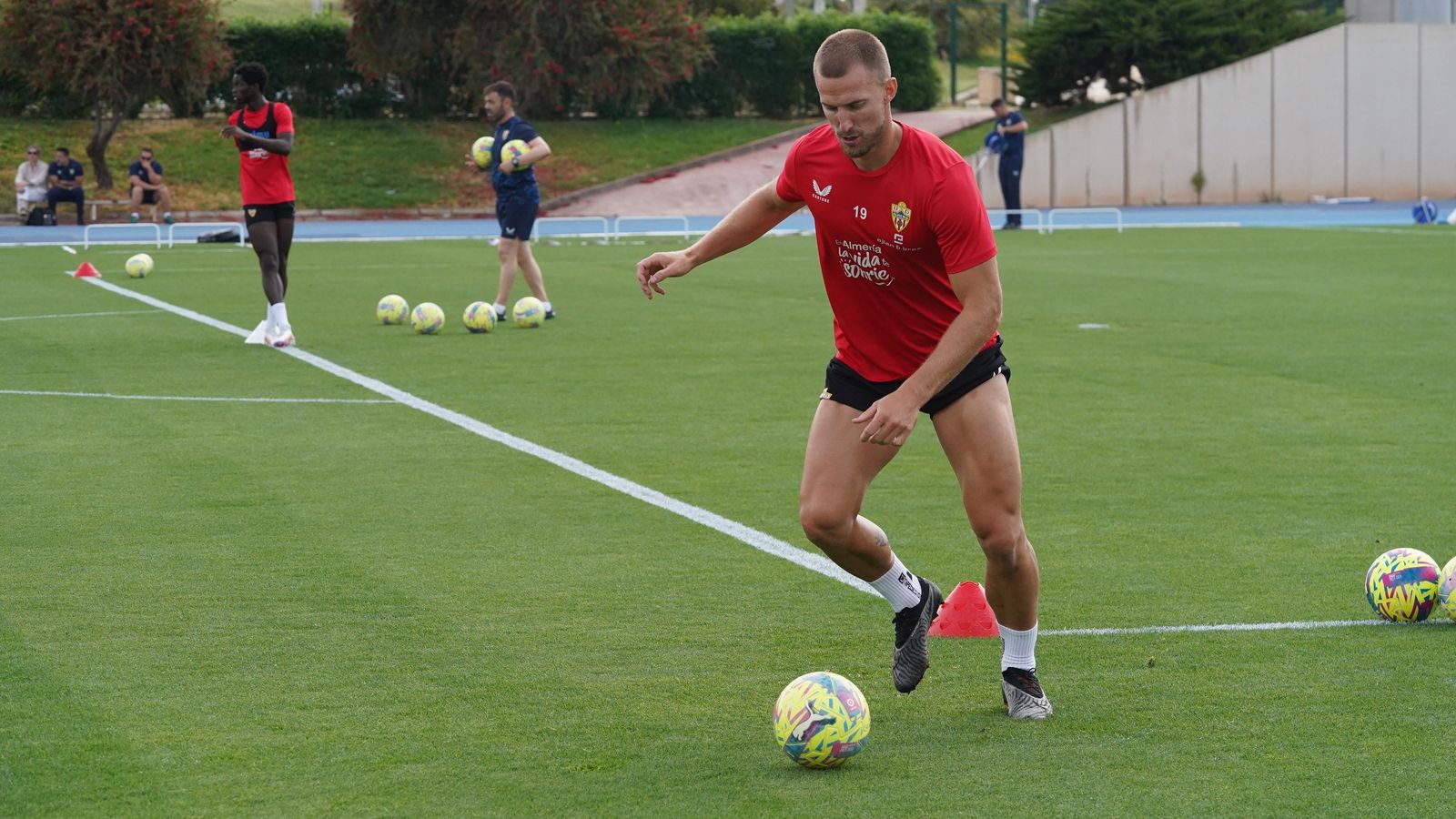 Ely tiene 29 años y contrato hasta 2024