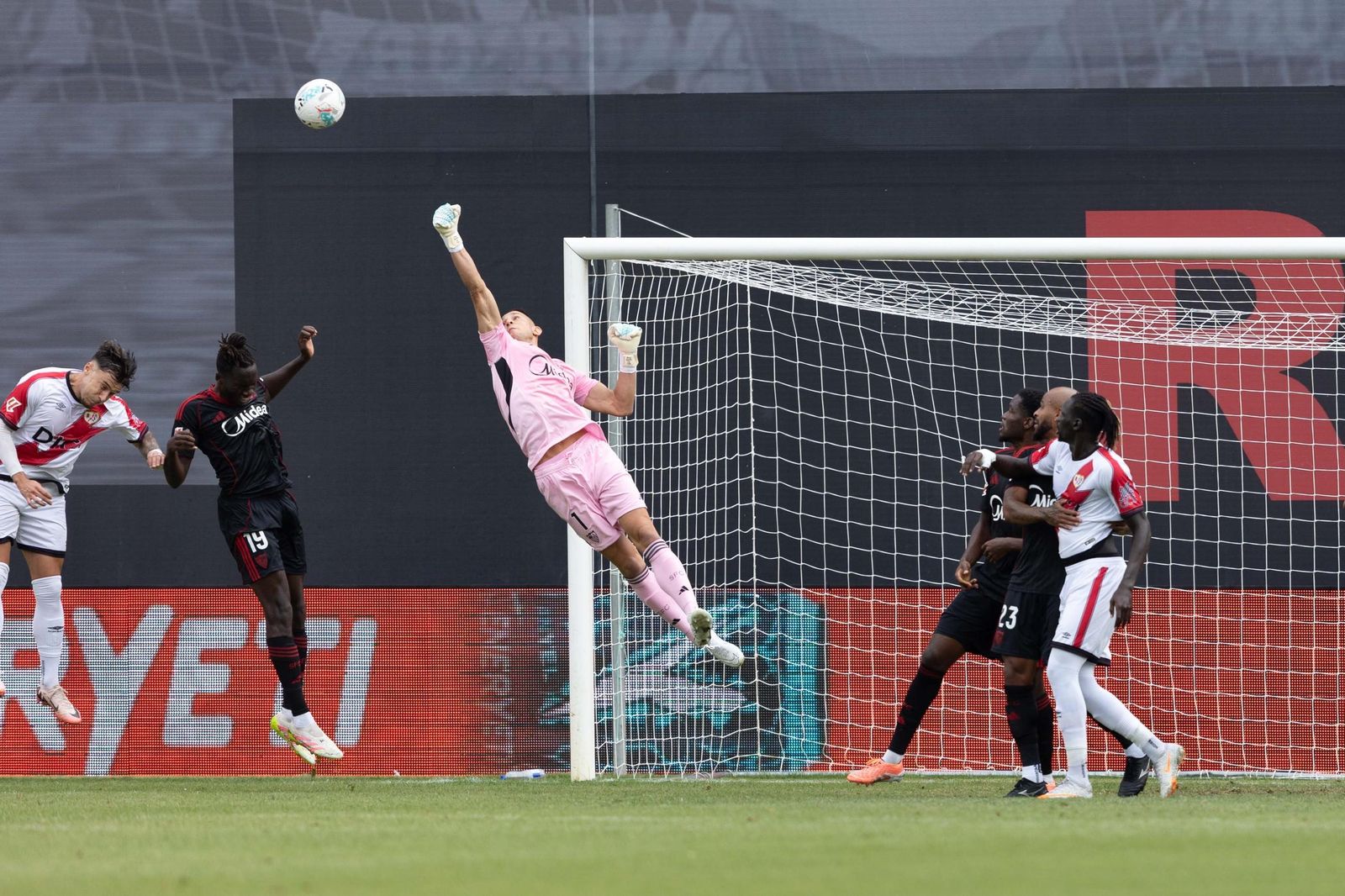 Vlachodimos despeja de puños en un centro del Rayo Vallecano.