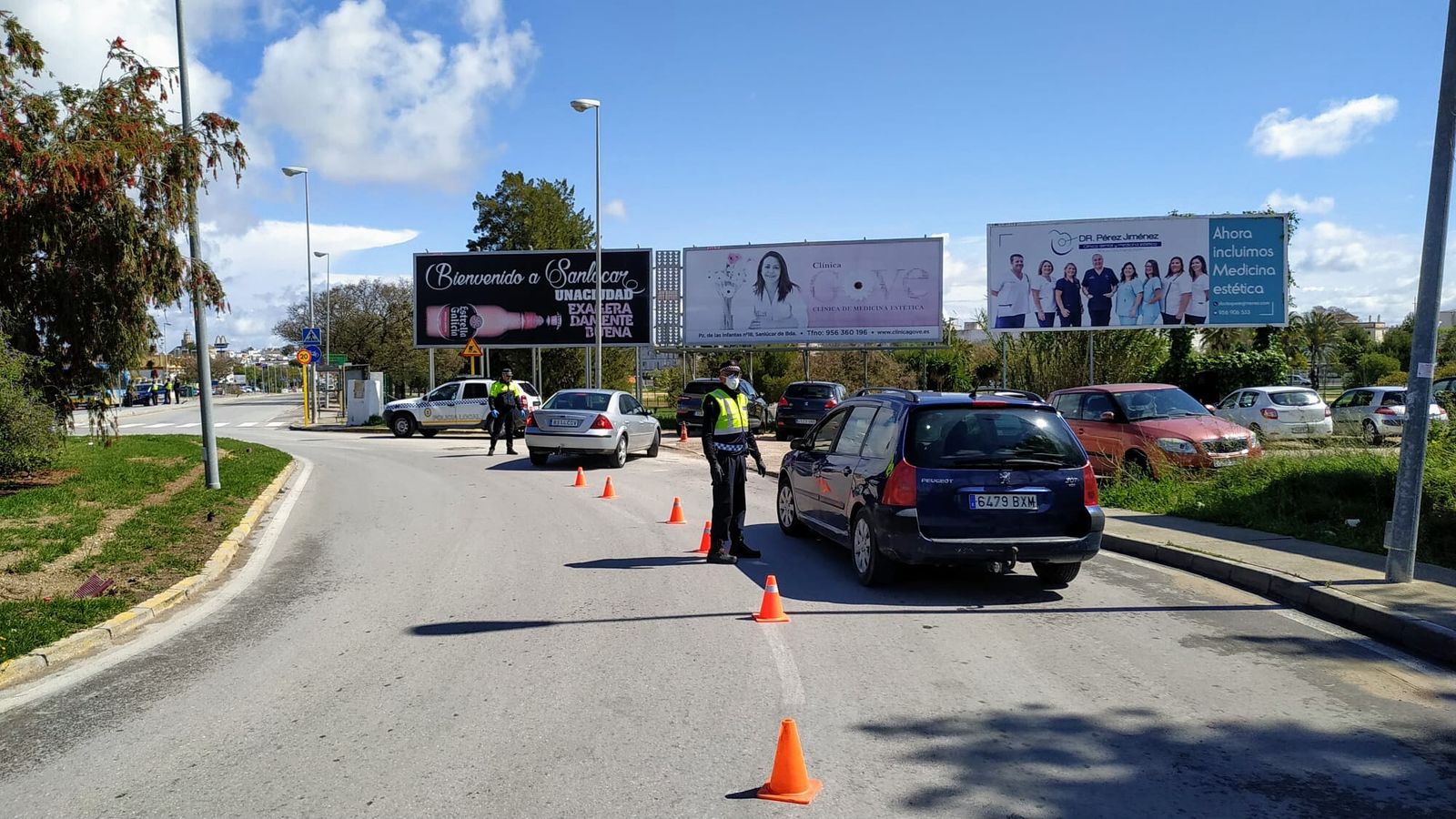 Un control policial en el acceso de Sanlúcar por la carretera de Chipiona.