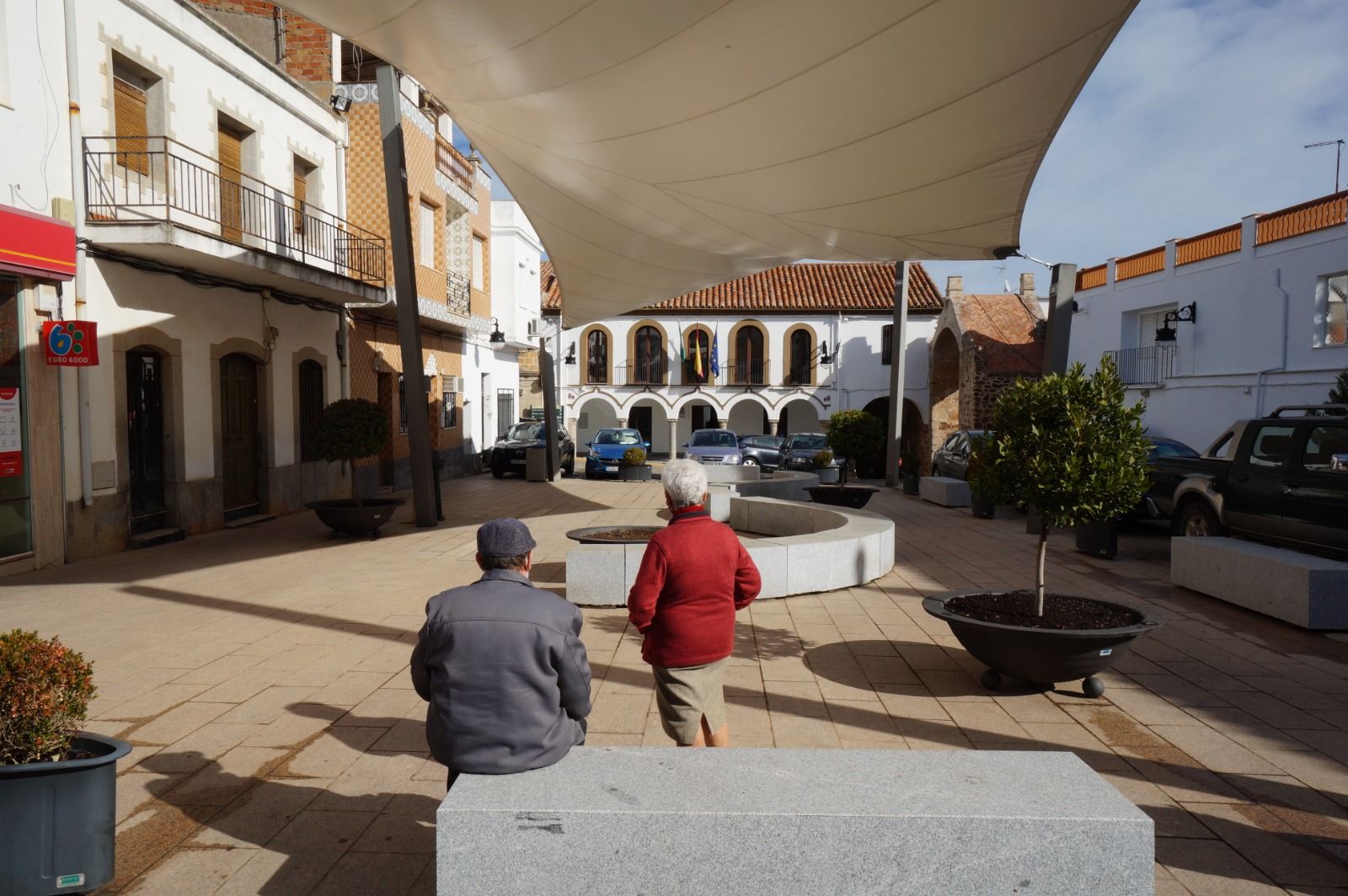 Dos vecinos en una plaza de Santa Eufemia.