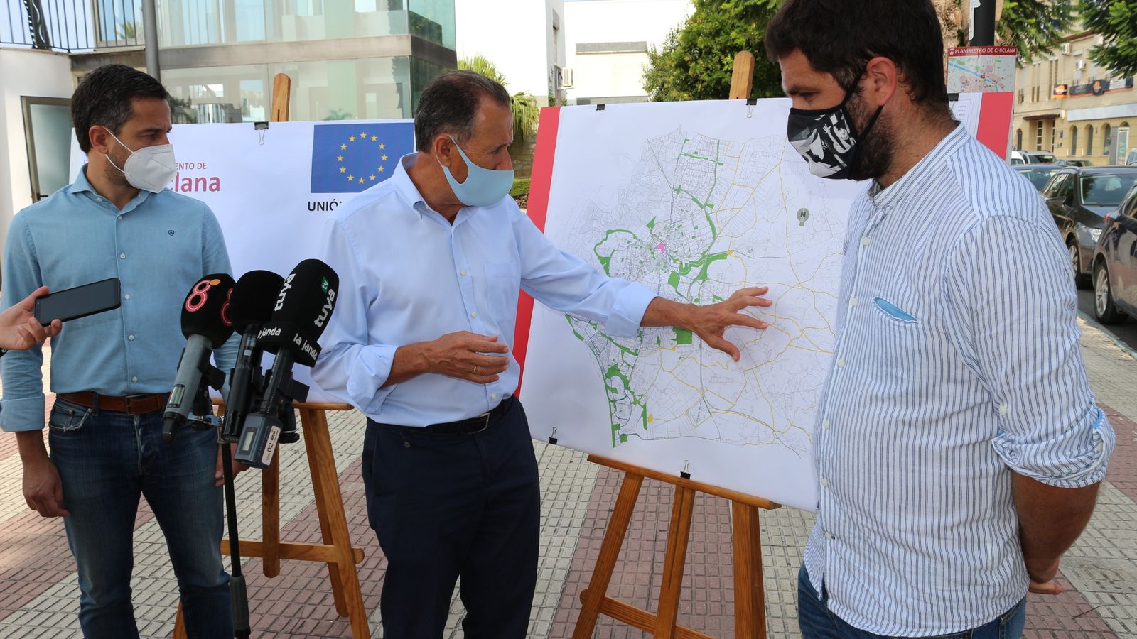 Los responsables municipales, durante la presentación del proyecto este martes en la calle Carmen Picazo.