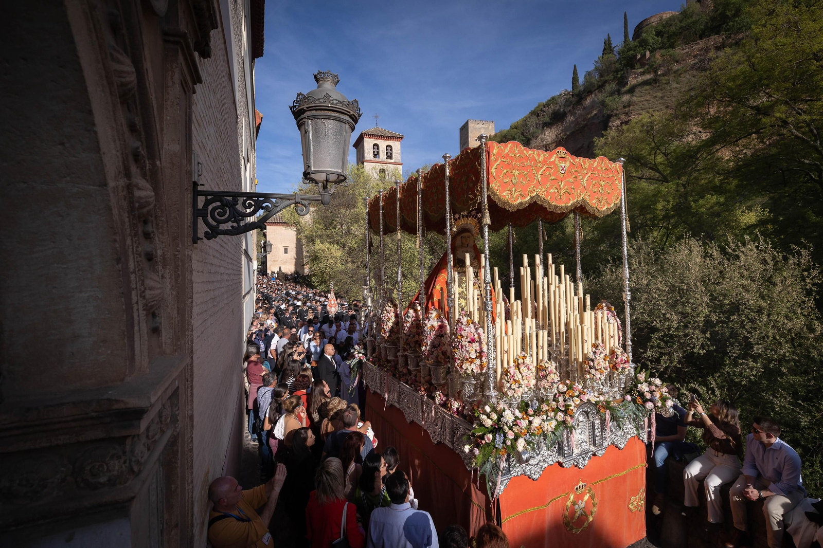 Crónica gráfica del Lunes Santo en Granada