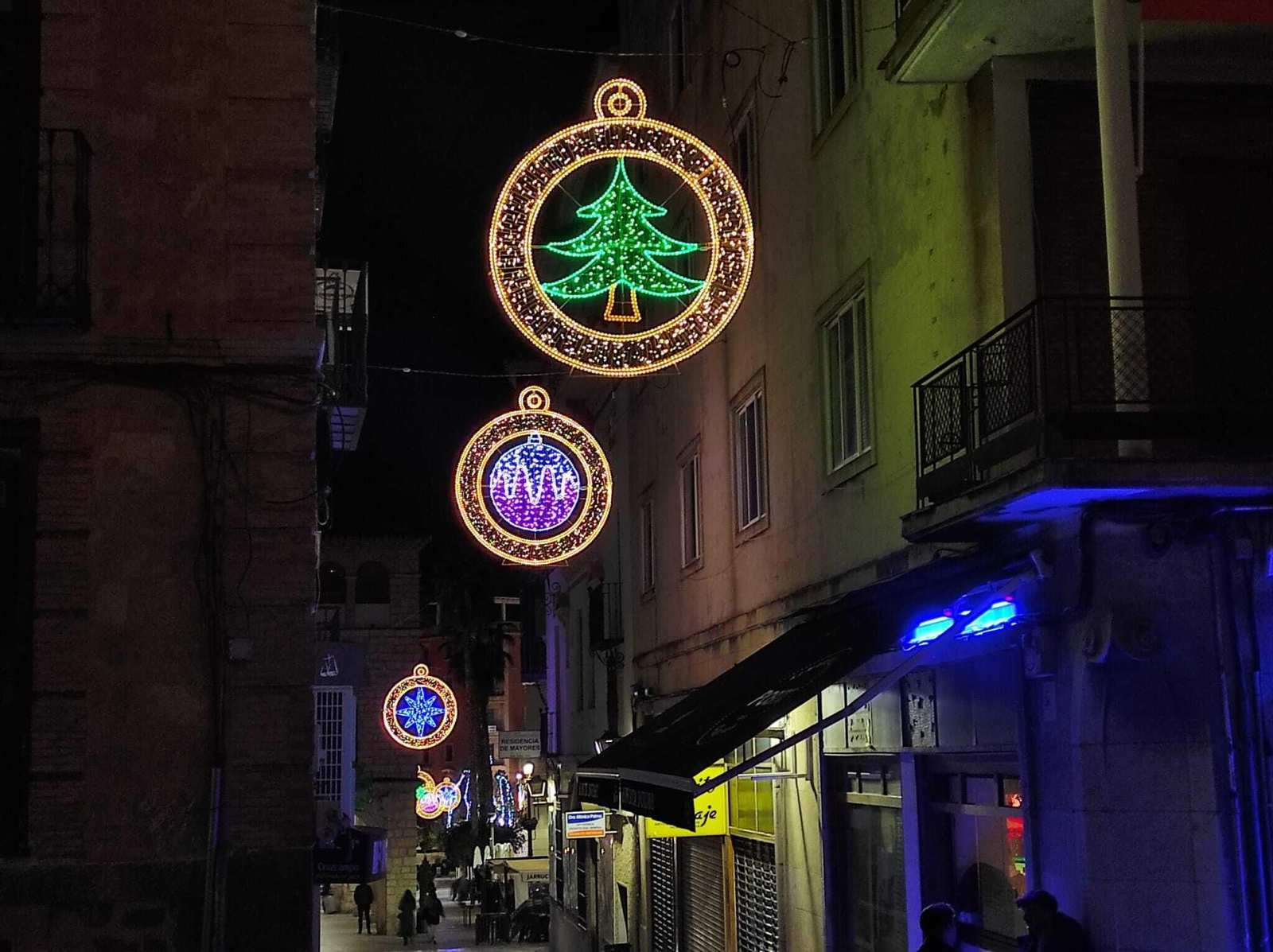 Juego de luces a modo de decoración del árbol de Navidad en la calle Pescadería.