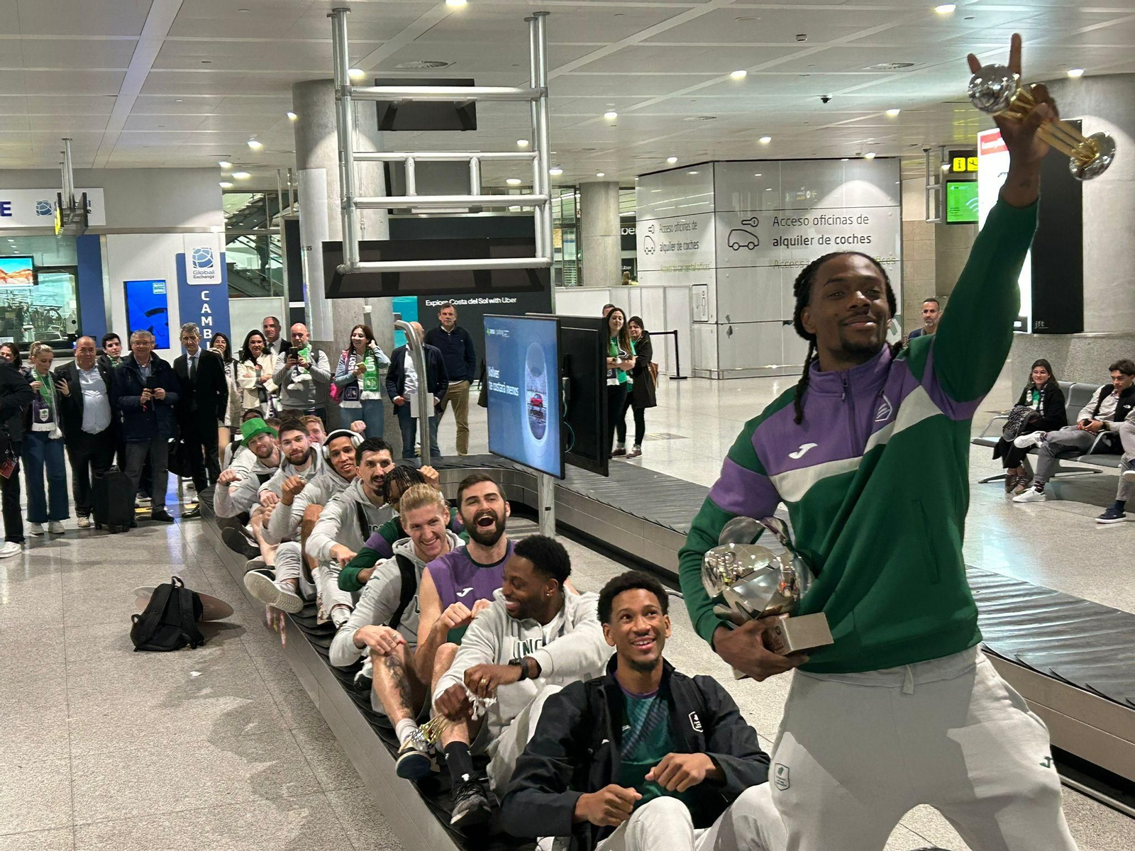 Alegría en la llegada del Unicaja al aeropuerto