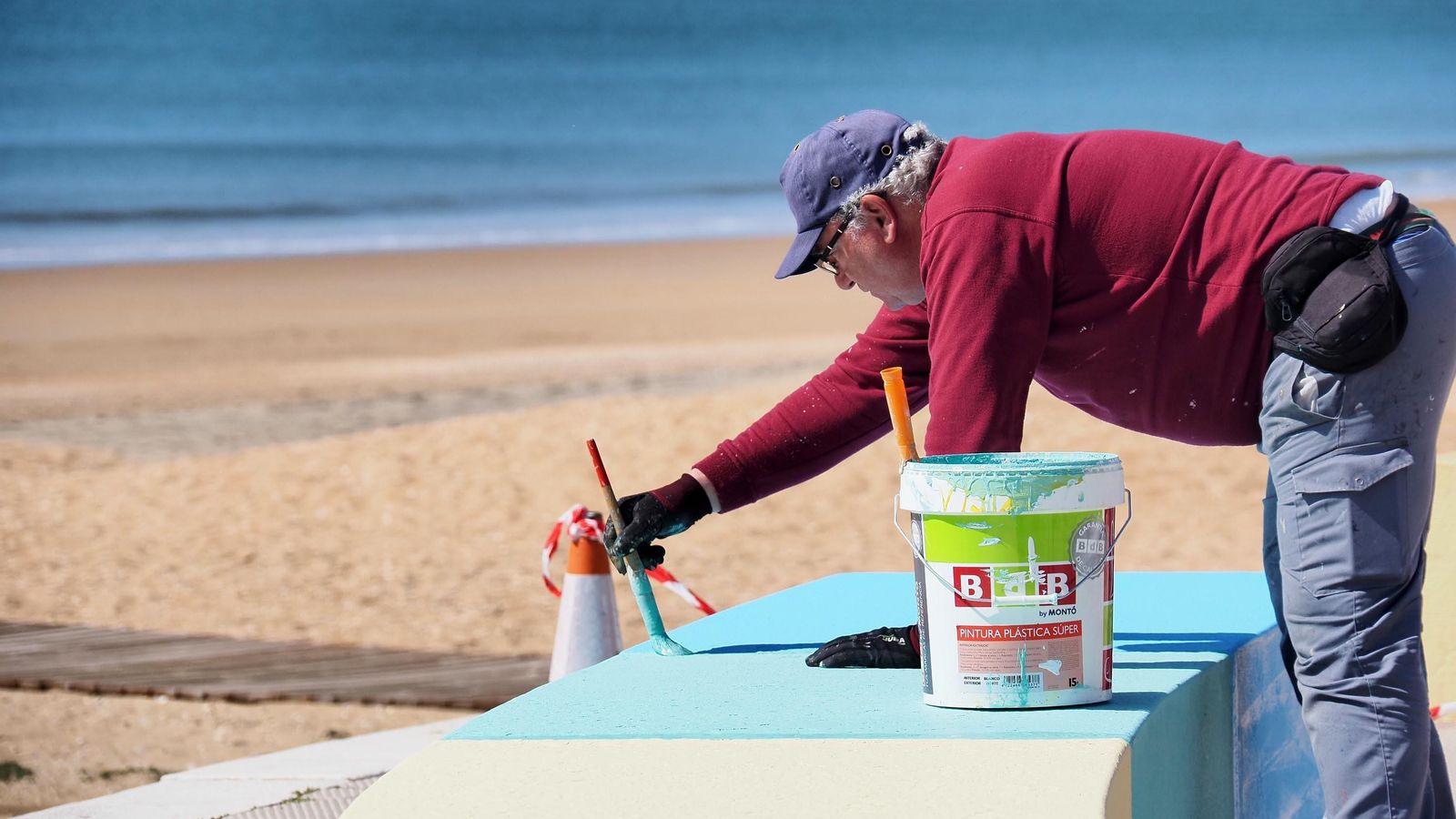 En la playa lepera de La Antilla los trabajos se centraban este jueves en la zona central