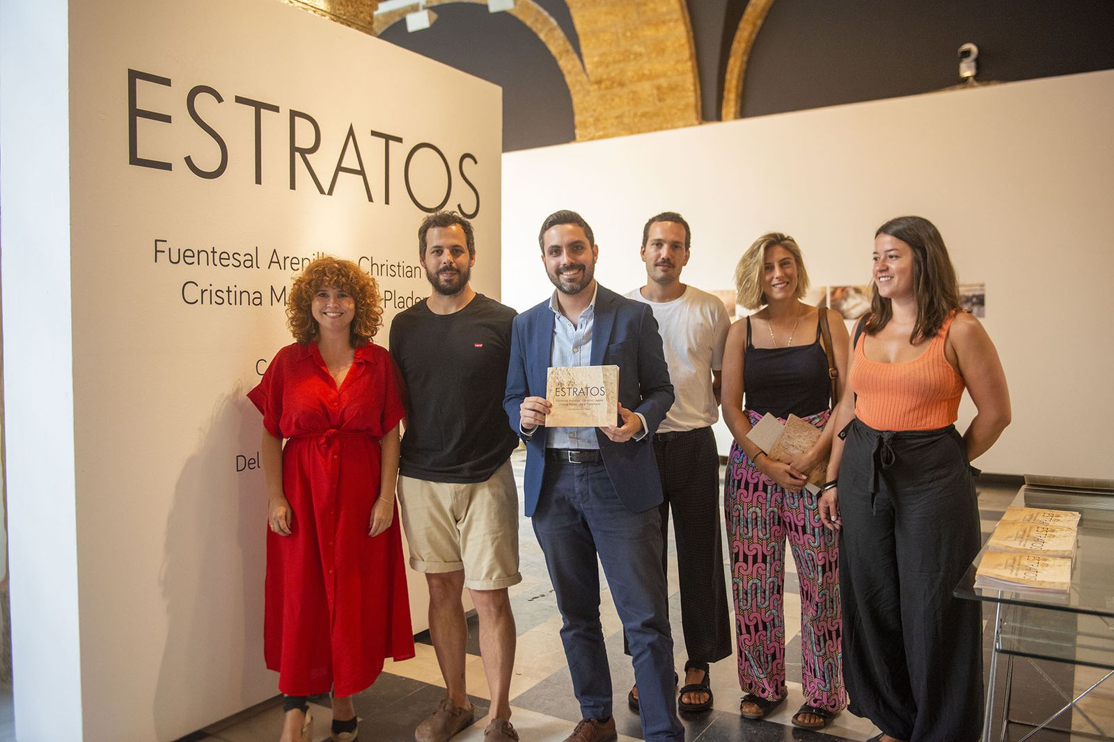 El diputado Antonio González con el equipo de artistas de la exposición.