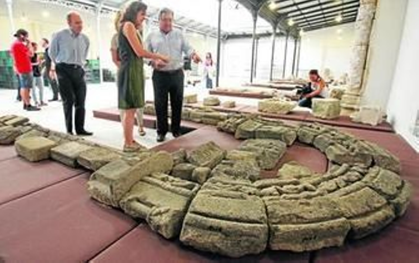 Zoido observa la primitiva fachada del museo arquológico municipal, ayer, en el nuevo depósito municipal en el antiguo Garaje Laverán.