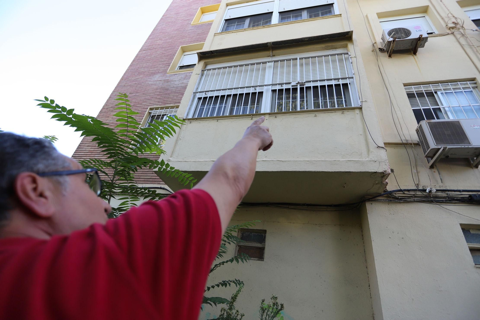 Un vecino señala un piso que da al área de estacionamiento. Un vecino señala un piso que da al área de estacionamiento.