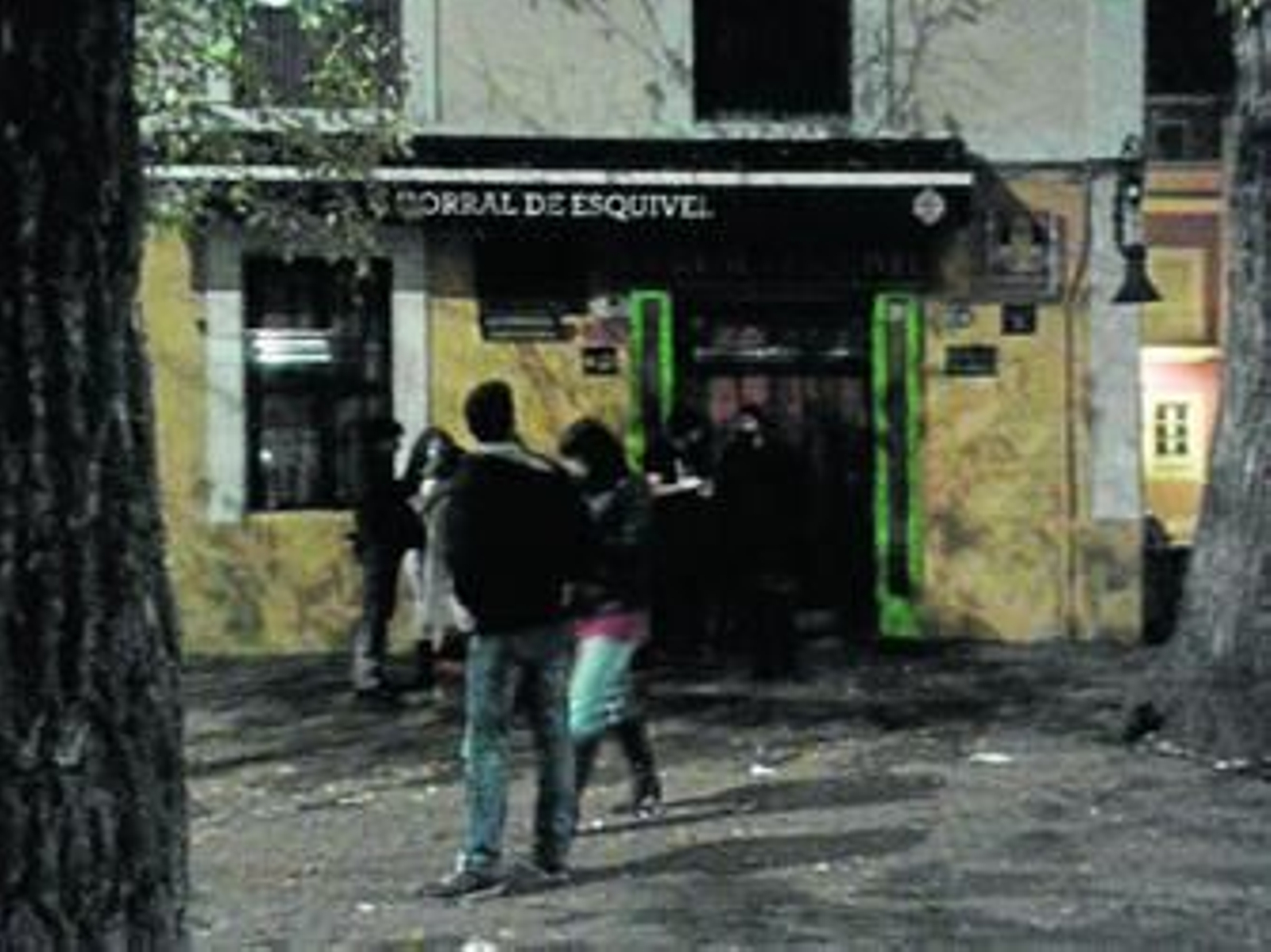 Uno de los bares precintados en la Alameda.