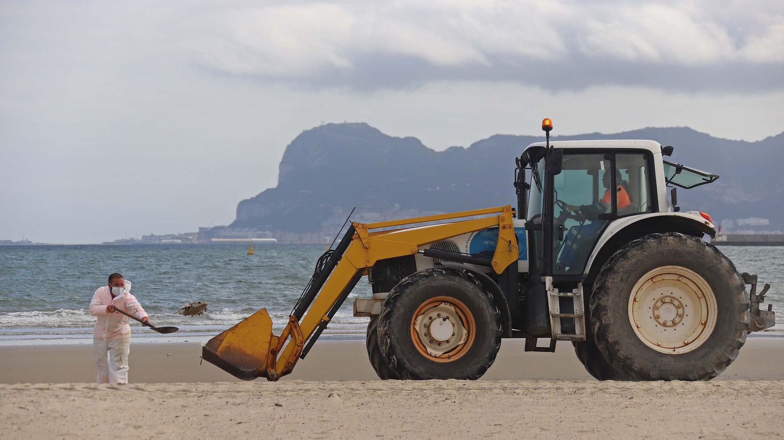 Restos de combustible del AM Ghent en Algeciras