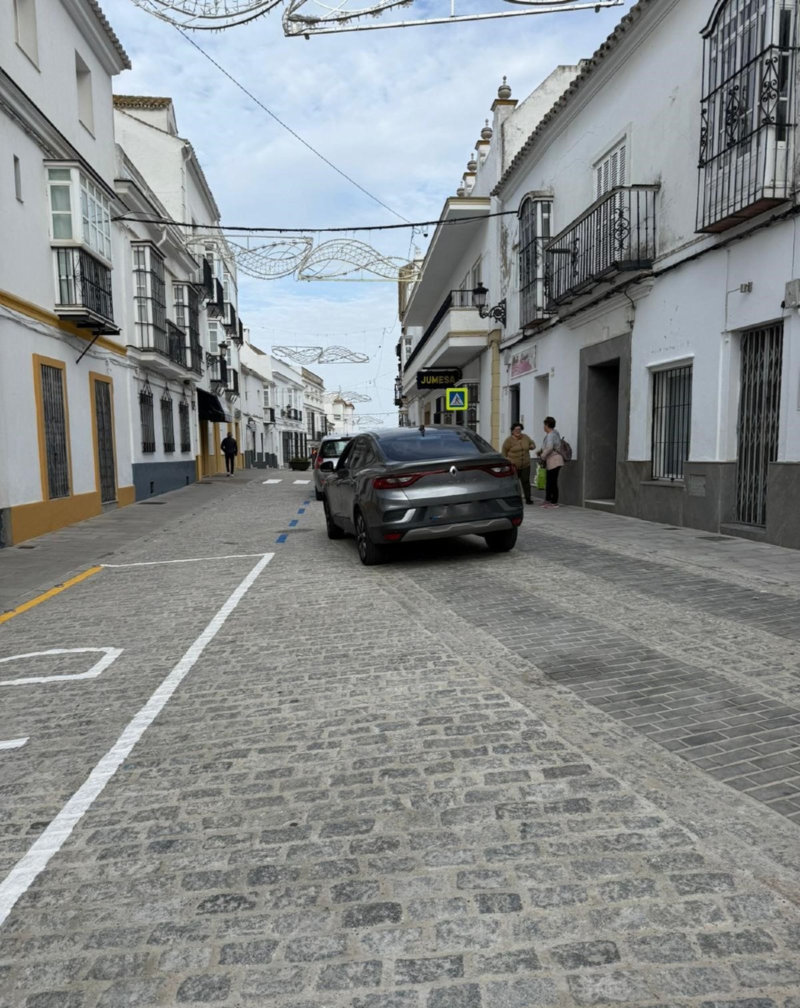 La calle Álamos tras su reapertura al tráfico.