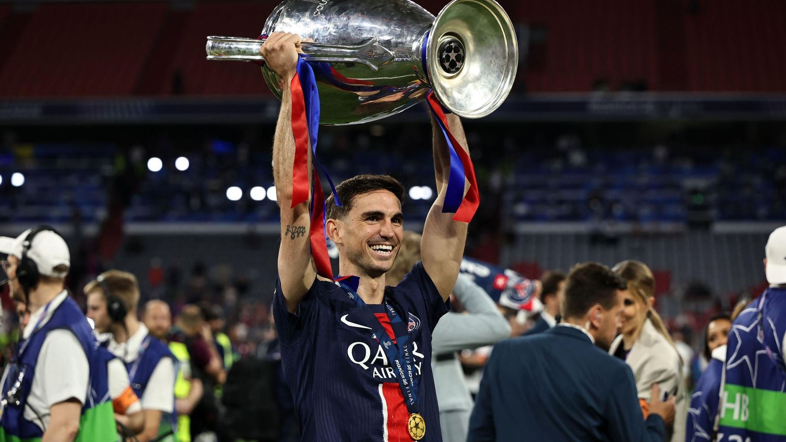 Fabián levanta la Champions League conseguida con el PSG. Fabián levanta la Champions League conseguida con el PSG.