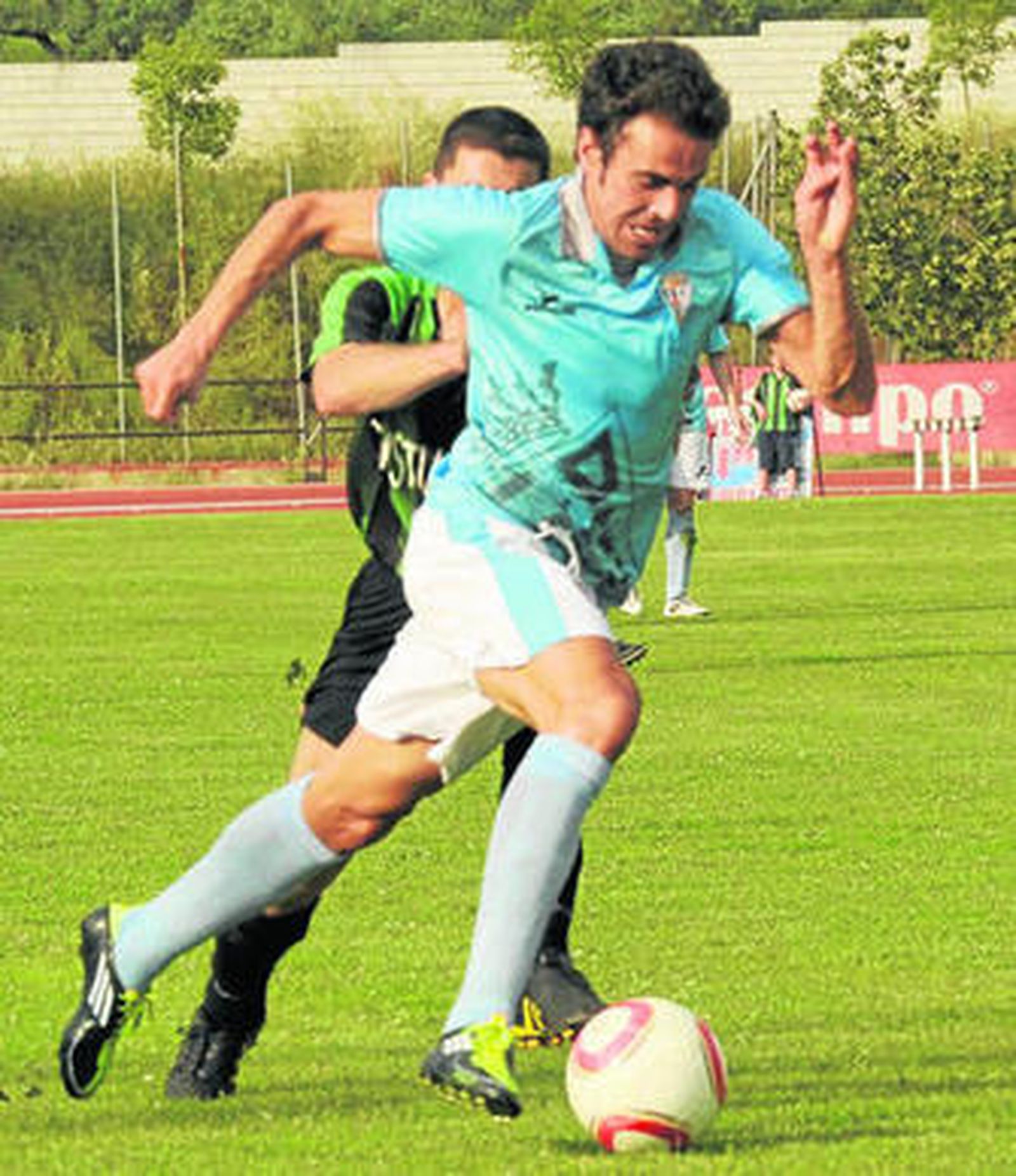 Pedro Carrión se marcha de un jugador del equipo jerezano con el balón controlado.