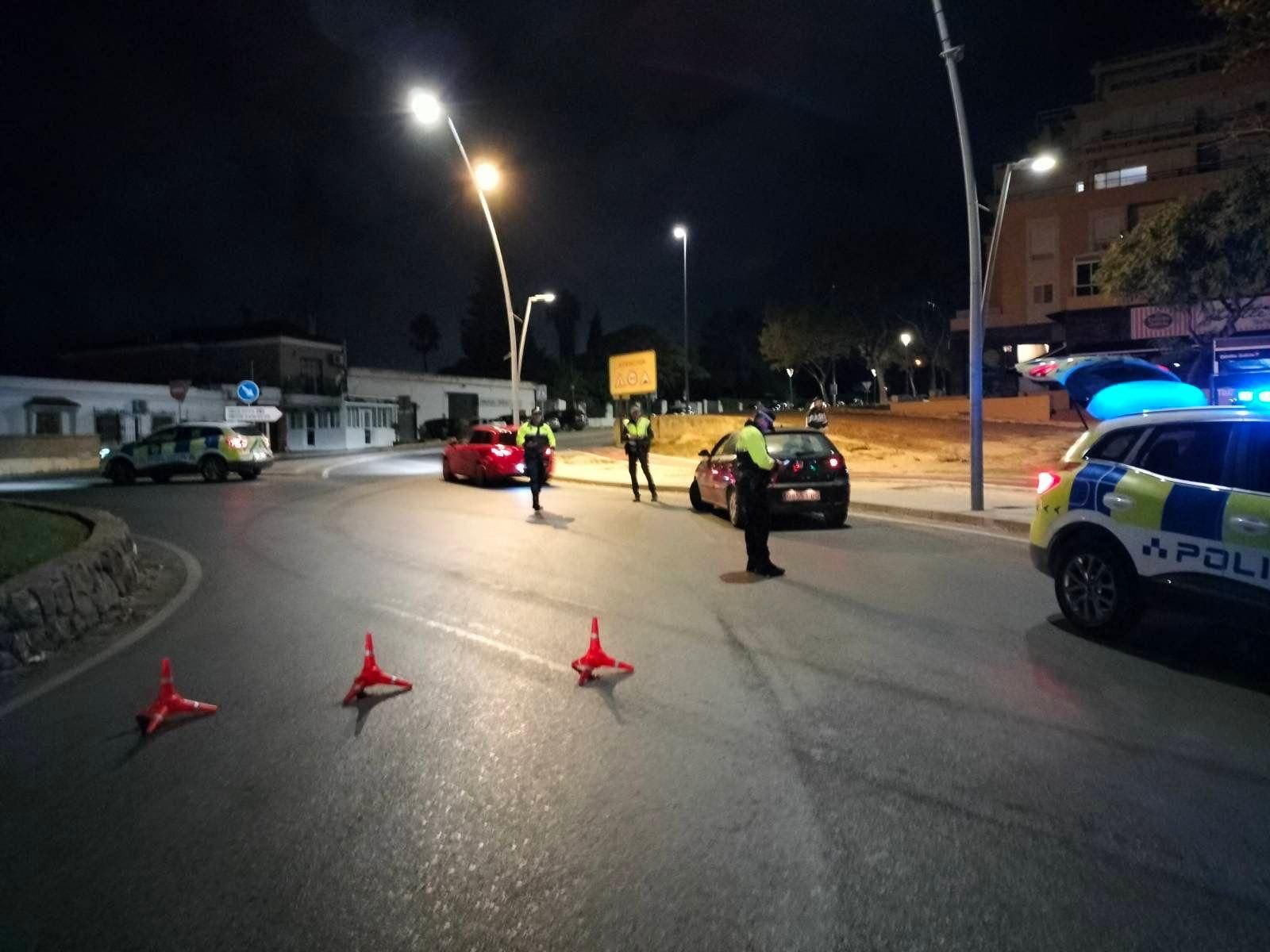 Un control policial en una rotonda en la avenida de Sanlúcar.