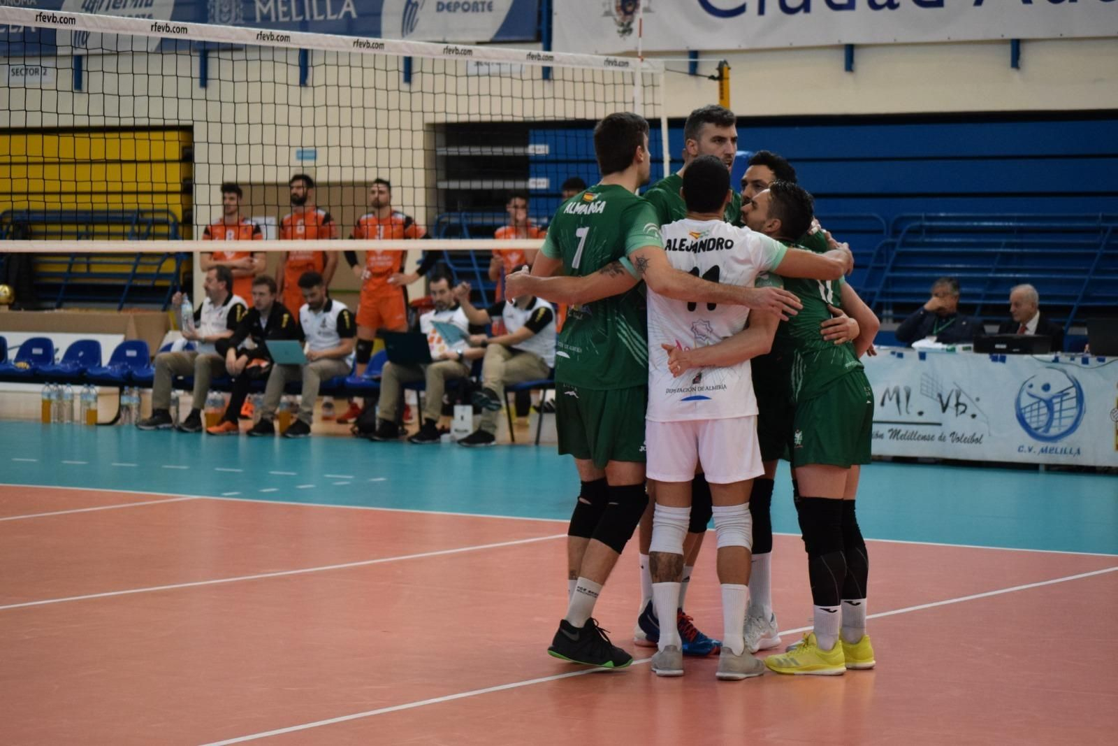 Los jugadores almerienses hacen piña para celebrar un punto