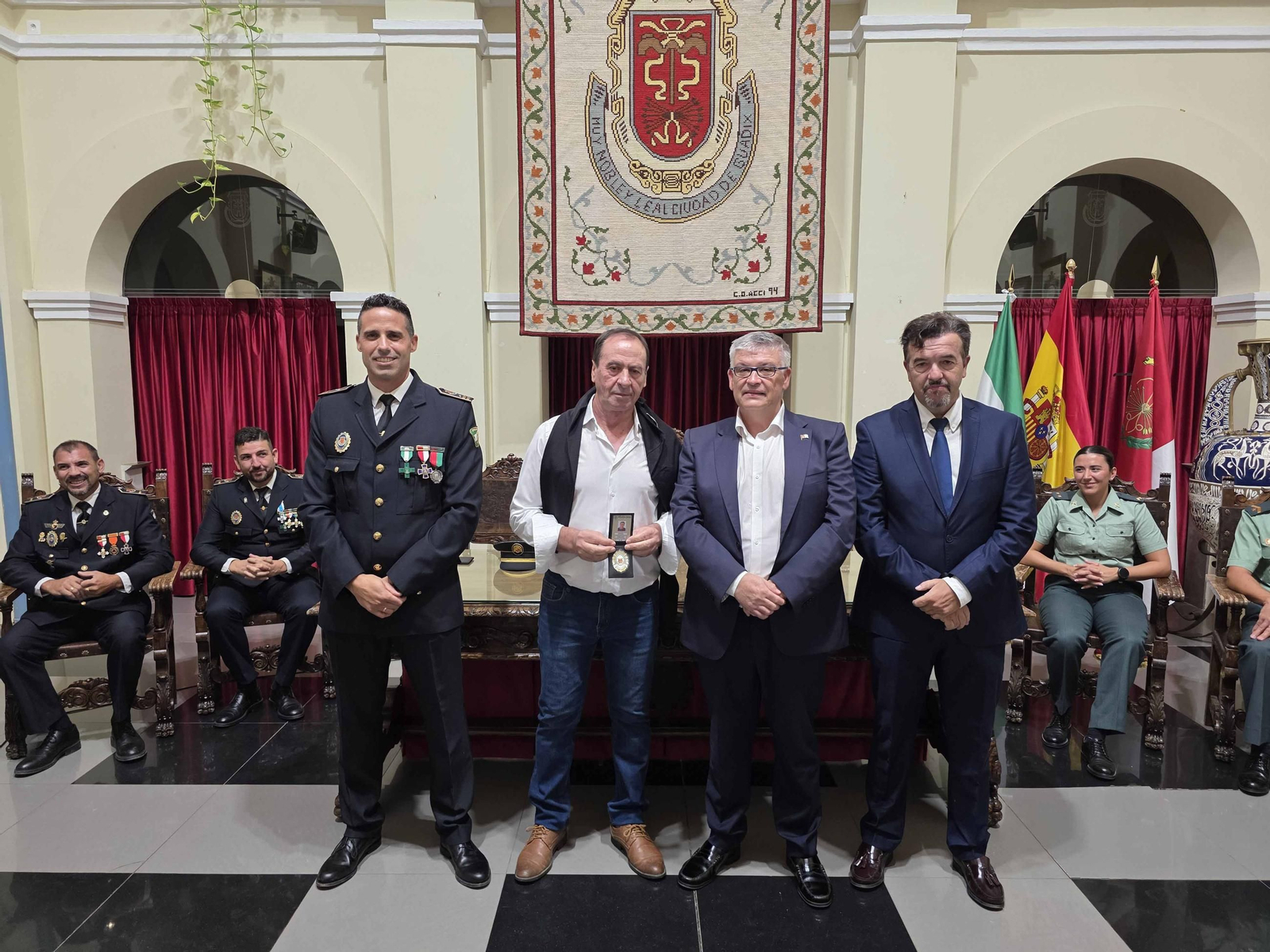Fotos: La Policía Local de Guadix celebra la festividad de su patrón y reconoce a los agentes jubilados