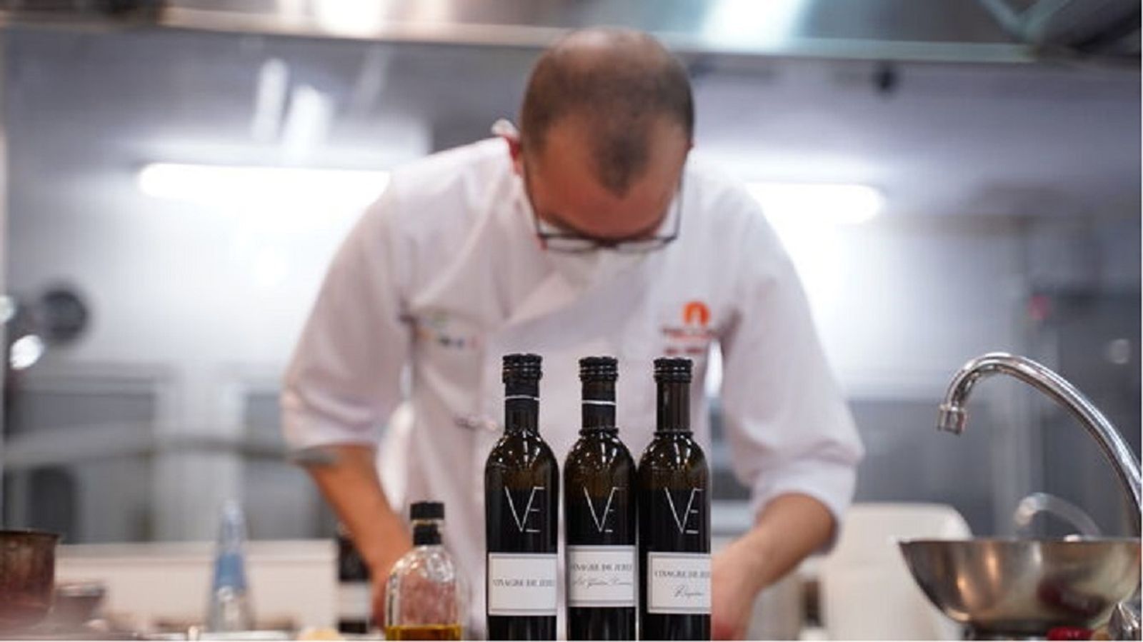 Un participante en el concurso Cocina con Esencia que organiza el Consejo Reguladore del vino y el vinagre de Jerez.